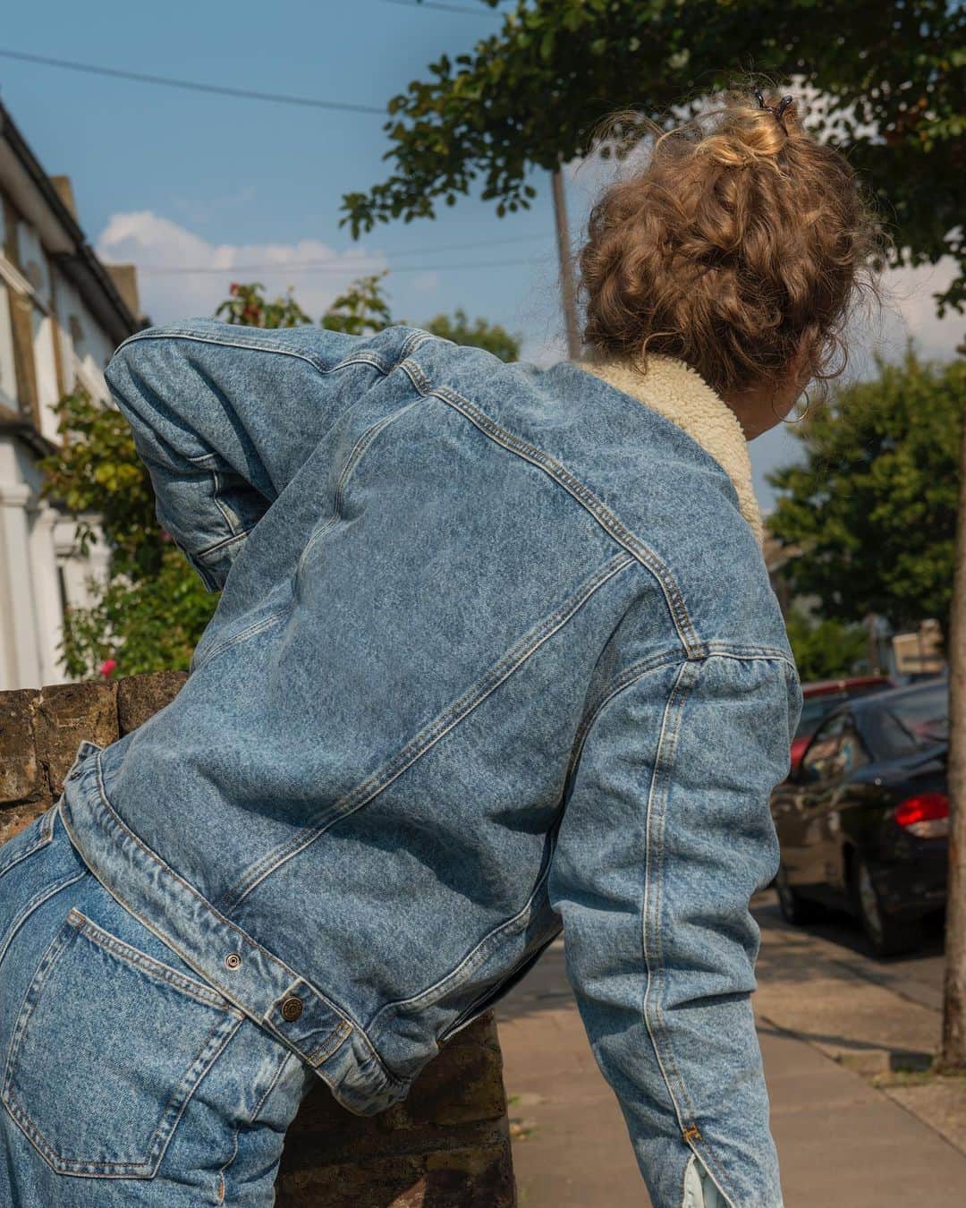 アメリカンビンテージのインスタグラム：「Looking for a road trip ?  #photography @daraghsoden  #americanvintage #womenswear #menswear #fashion #fw19 #fallwinter19 #collection #knitwear #denim #coat」