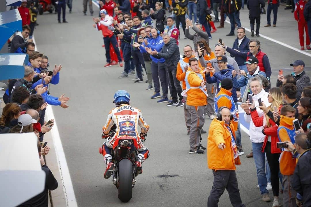 MotoGPさんのインスタグラム写真 - (MotoGPInstagram)「The farewell a Champion deserves 🙌👏 // Swipe left! ⬅️ #ValenciaGP🏁#ThankYouJorge #JL99 #MotoGP #Motorcycle #Racing #Motorsport」11月25日 0時30分 - motogp