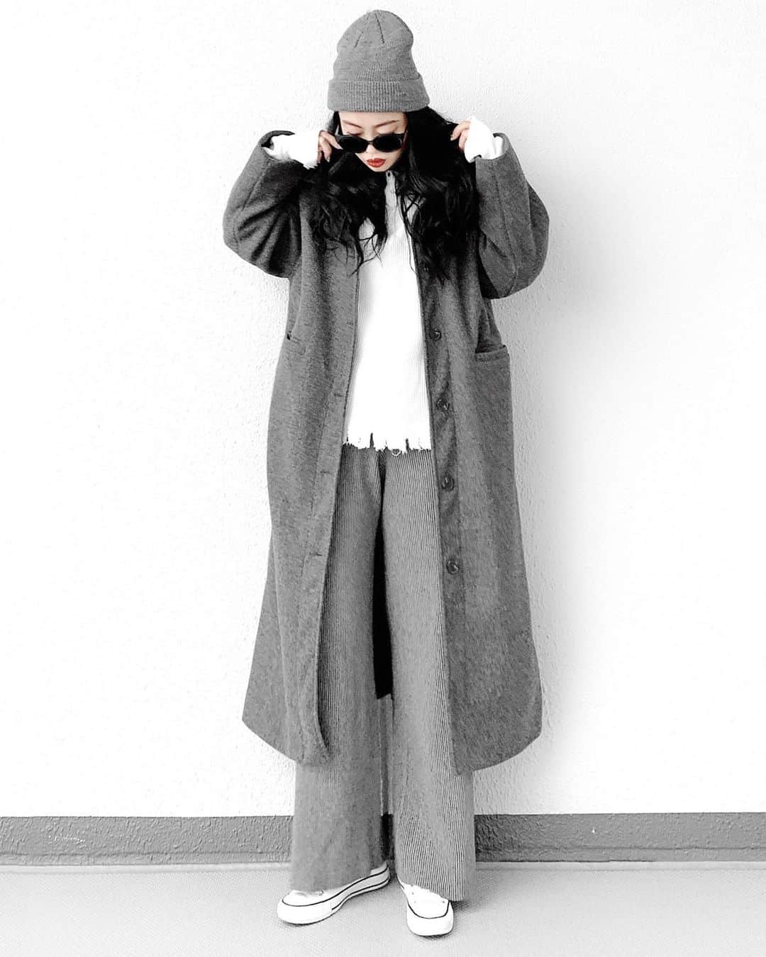 lve_xxxxのインスタグラム：「.﻿ .﻿ 🦍🐘🦛🐩🦡🐾﻿ ﻿ 個人的にお気に入りな﻿ GRAY CODE ‼︎﻿ ﻿ @lveu.official で発売中のコート﻿ ﻿ ☑︎ Oversized long coat﻿ BLACK /  MOCHA / GRAY﻿ ¥15,000- ＋ tax﻿ ﻿ ラグランスリーブ&ステンカラーデザイン﻿ ゆったりシルエットのロングコート。﻿ ﻿ 厚手の生地と長めの丈感で﻿ 真冬でもイケる本命コート🧥✧﻿ ﻿ ラグランスリーブになってるので﻿ アームホールもゆったり。﻿ 中に着るもの選びません👍﻿ ﻿ シンプルなデザインでなので﻿ オンオフ問わず着まわし可能で﻿ これは、3色捕獲します！😂﻿ ﻿ ボトムはしっかり素材の﻿ ニットパンツ🧶﻿ ﻿ ☑︎ Micro lib knit pants﻿ BLACK /  OFF WHITE / GRAY﻿ ﻿ 伸縮性のあるニット素材🧶﻿ ウエストゴムしっかりした素材感﻿ ﻿ これ、生地も厚地でしっかりしてるし﻿ 形まじて綺麗で着痩せ効果ある！﻿ ﻿ そして、ぬくいぃぃ♨️﻿ キレイ目でもカジュアルでも﻿ 合わせて頂けると万能パンツかと👍﻿ ﻿ 普段のボトムをこれにするだけで﻿ 冬仕様の今年っぽいコーデになるかと🙆‍♀️✧﻿ ﻿ 共に @lveu.official にて﻿ 現在好評発売中です🛍笑﻿ ﻿ 個人的にお気に入りコーデの﻿ ご紹介でした💁🏻‍♀️←﻿ ﻿ ﻿ コーデアイテム詳細は﻿ WEARをご覧くださいませ。﻿ ﻿ WEAR ： lvexxxx ﻿ 💻 https://wear.jp/sp/lvexxxx/﻿ ﻿ －－－－－－－－－－－－－－－－－－﻿ ﻿ 📢コメント頂ける際は、﻿ 最新投稿にお願い致します。﻿ ﻿ 過去投稿に頂いた際、気がつかない事もあり﻿ お返事致しかねる場合が御座います🙇‍♀ ️﻿ ﻿」