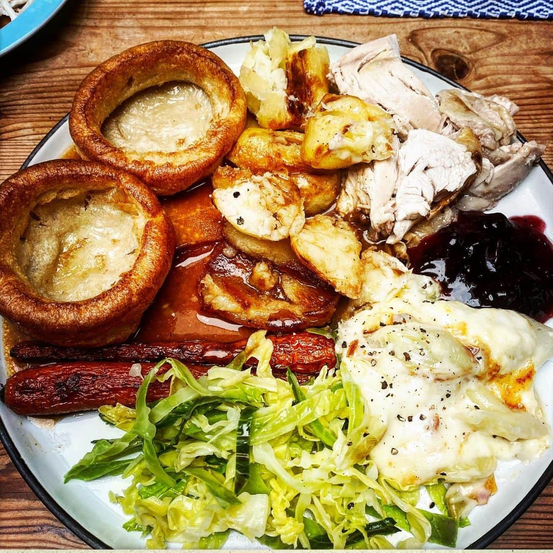 ニック・フロストさんのインスタグラム写真 - (ニック・フロストInstagram)「Sunday lunch. #influencer roast potatoes #roastchicken #leekgratin #cabbage great fucking gravy」11月25日 0時37分 - friedgold