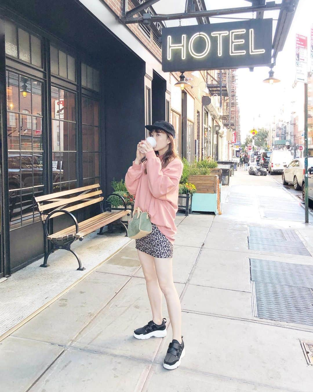 渡辺真実絵さんのインスタグラム写真 - (渡辺真実絵Instagram)「.﻿ #mamu_fashion ❤︎﻿ ﻿ ﻿ 🏷﻿ 🧢　@whitneymuseum 👚　@hm﻿ 👟　@fray_id 👜　@casselini_official ﻿ ﻿ ✔️cap﻿ この前日に訪れた #Whitneymuseum で﻿ 思い出も兼ねて購入したものです ☺︎﻿ 買ったらすぐ身に付けたくなっちゃう😂﻿ 分かりにくいけどコーデュロイなので﻿ 冬にたくさんかぶるつもりだよ！❄️﻿ ﻿ ﻿ ✔️sweat﻿ 前のpostの色違いだよ❤︎こちらはMsize！﻿ くすみの無いオレンジピンクが好き🥰﻿ ﻿ 9月に行ったNYももう2ヶ月も前のこと… この写真、ホットコーヒー飲んでるの見ると 朝と夜だけ寒かったこと思い出すな〜😌☕️」11月25日 0時40分 - mamu________________