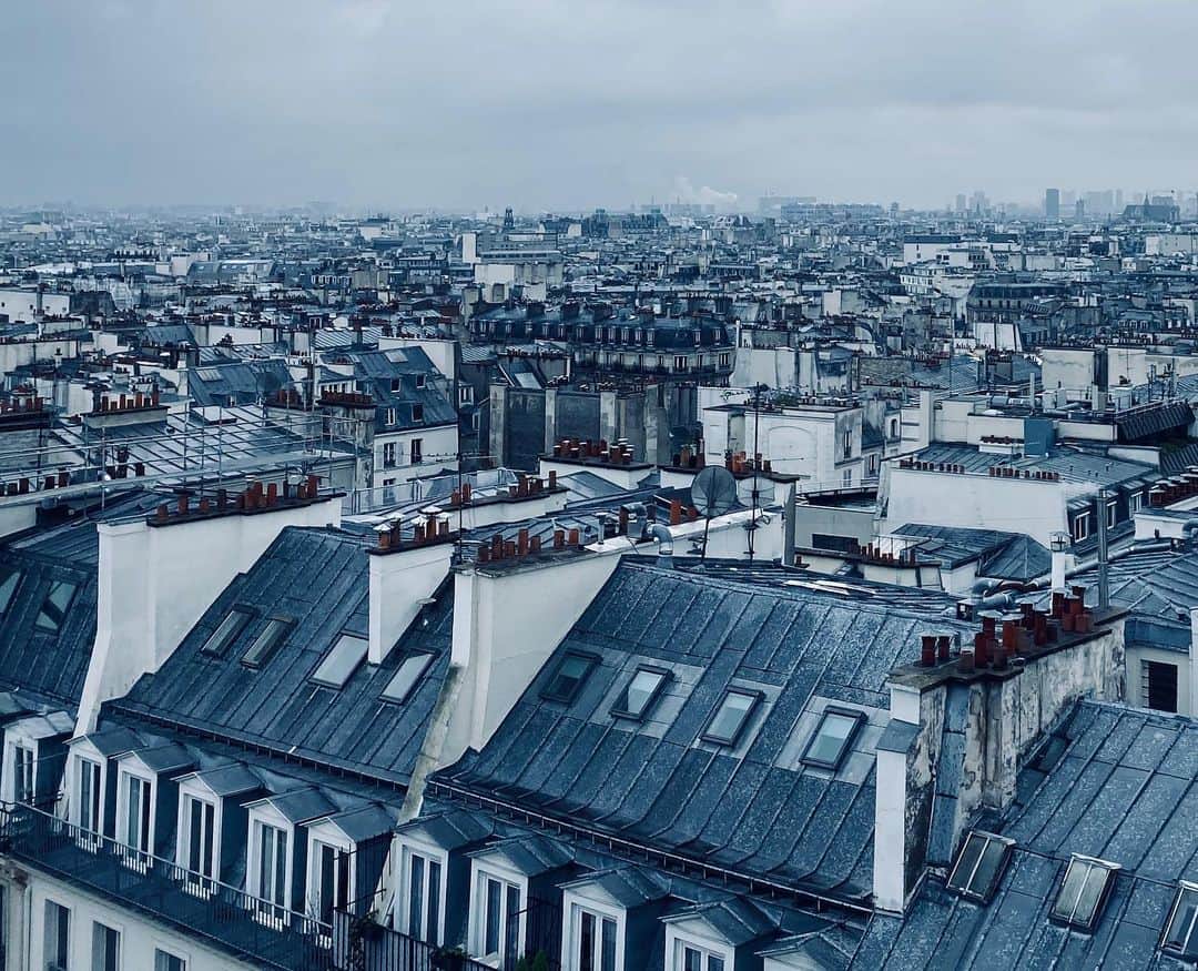 カロリーヌ・ド・メグレのインスタグラム：「Sunday, Paris IX 🇫🇷」