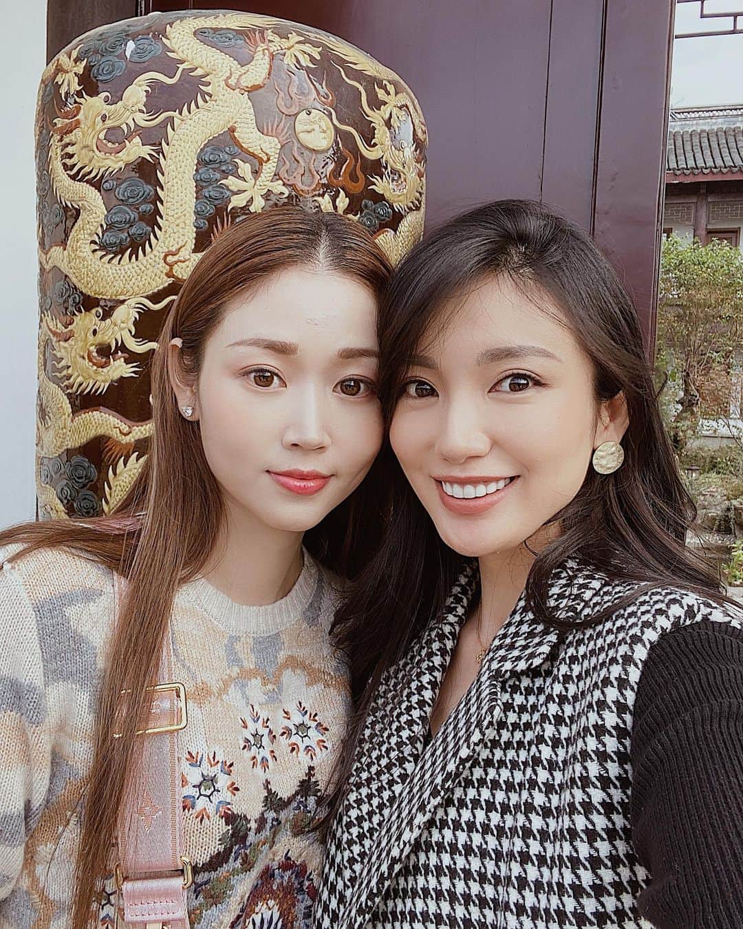 吉田愛璃のインスタグラム：「. . love🇨🇳💋 中国で2年ぶりの再開♡  #china #friends #顔ちっさ #美人奥様」