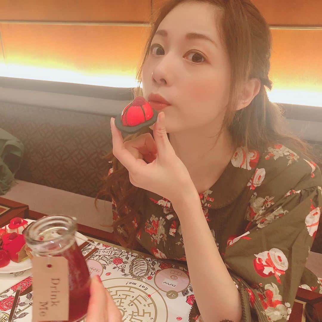 のインスタグラム：「＊ ＊ 随分前のことですが…… お友達と毎年ハロウィンの時期に行っている、#ヒルトン東京 の#マーブルラウンジ  #スイーツビュッフェ にゆきました🍰 ＊ 今年のテーマは『アリスinローズラビリンス』🥀 ＊ 大人ダークなアリスの世界🐰✨ みるものぜーーんぶカワイイ🎀 ＊ ダークチョコレートのムースがとってもおいしかったぁ♥️♥️ ＊ ＊ #スイーツ巡り #カフェ好き #カフェ好きな人と繋がりたい #カフェ巡り #ピンクハウス #アリス #ホテルランチ #女子会ランチ #女子会コーデ #喫茶店巡り #喫茶部 #東京カフェ #東京グルメ #新宿グルメ #sweets #cake #aliceinwonderland #lunch #jfashion #fashiongram #japanesegirl #lolitafashion #pinkhouse #autumnfashion」