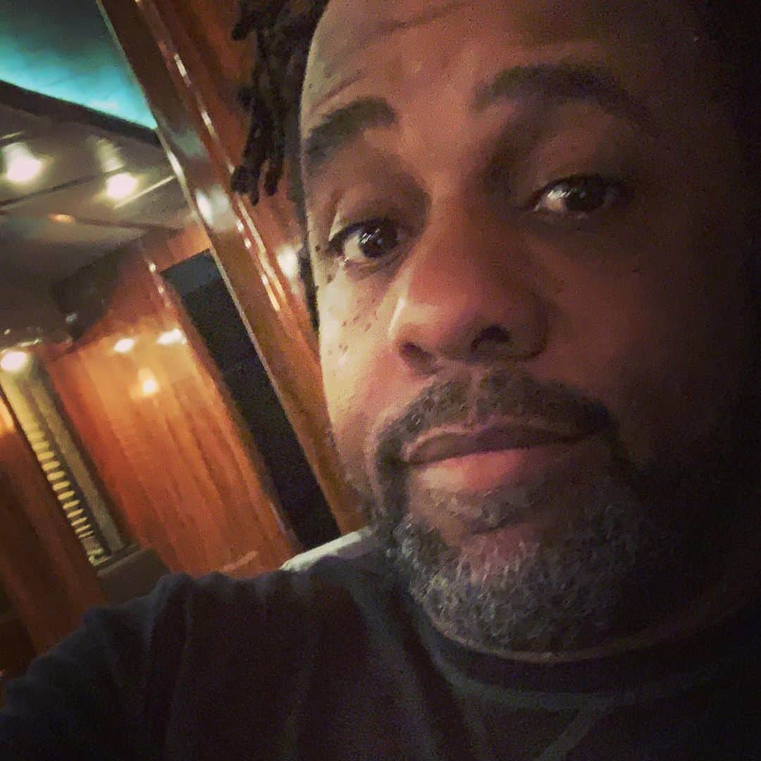 ヴィクター・ウッテンのインスタグラム：「Chillin’ in the bus.  #belafleckandtheflecktones #victorwooten #bass #bassguitar」