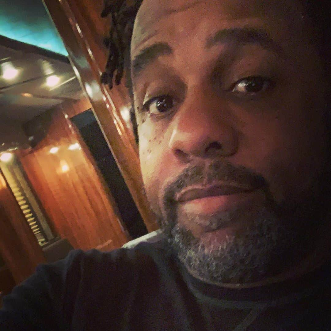 ヴィクター・ウッテンさんのインスタグラム写真 - (ヴィクター・ウッテンInstagram)「Chillin’ in the bus.  #belafleckandtheflecktones #victorwooten #bass #bassguitar」11月25日 0時45分 - victorwooten