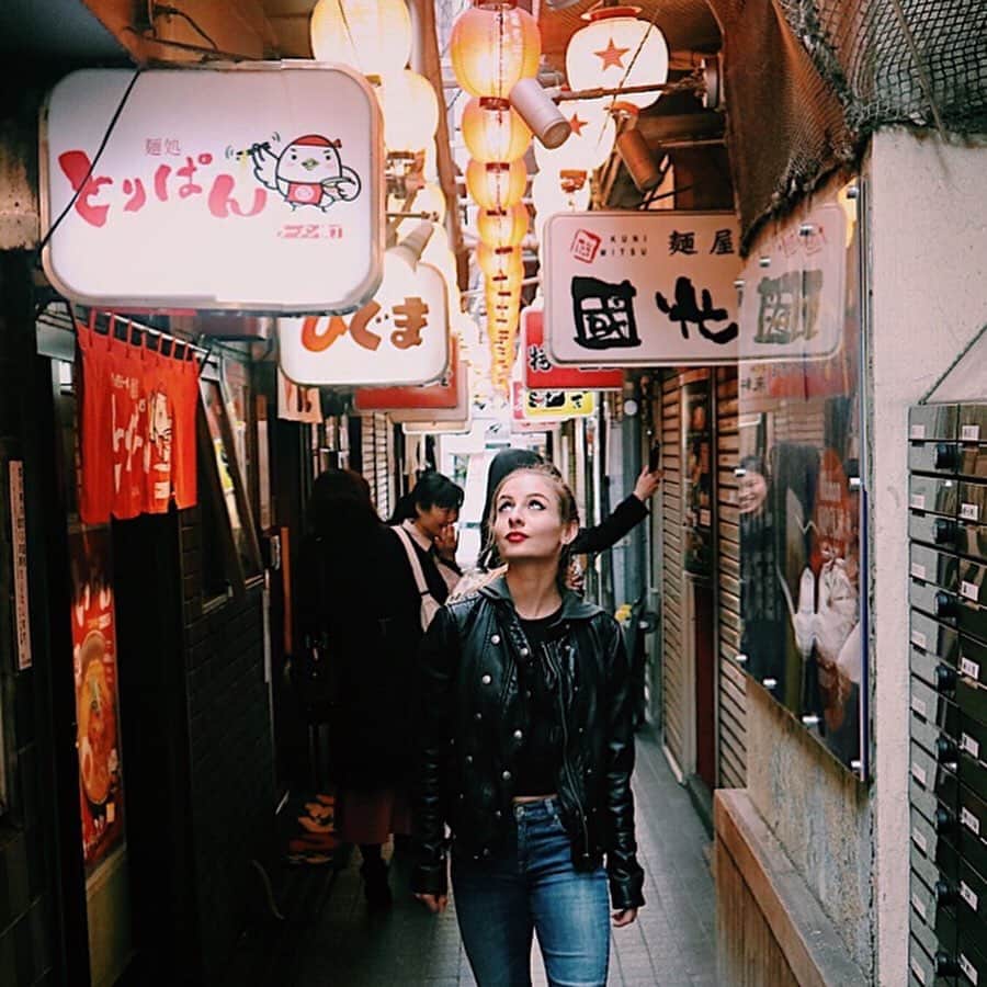 タラ・ケインのインスタグラム：「No Reservations 🍜  I got to travel to Sapporo for the second time and ate at the same ramen house as Anthony Bourdain for the first. This trip has been so much fun and I loved exploring the city with my teammates❤️ 🇯🇵 Arigatou Gozaimasu, Japan!  I love you with all of my heart.」