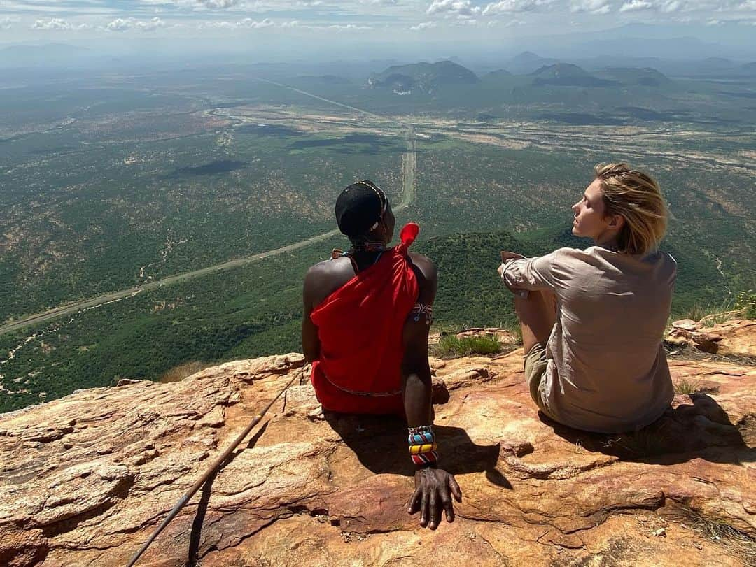 アニヤ・ルービックさんのインスタグラム写真 - (アニヤ・ルービックInstagram)「With the help of Jackson and Simba we made it to the top of Ololokwe (2000m high) the holy mountain of the Samburu. We followed a steep, rocky, elephant trail, for 2,5 hours. #ololokwe 🇵🇱 Z pomocą Jacksona i Simby dotarliśmy na szczyt Ololokwe (2000 m wysokości) świętej góry Samburu.  Przez 2,5 godziny podążaliśmy stromym, skalistym szlakiem słoni.  #ololokwe」11月25日 0時56分 - anja_rubik