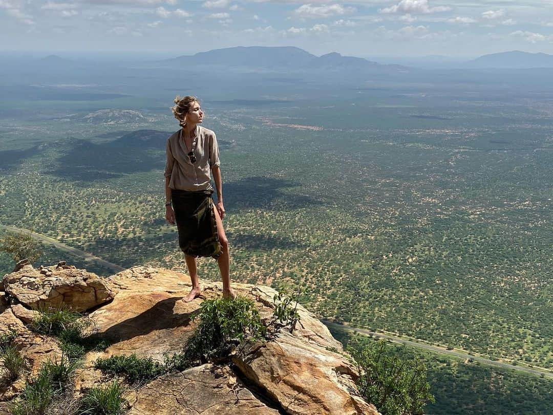 アニヤ・ルービックさんのインスタグラム写真 - (アニヤ・ルービックInstagram)「With the help of Jackson and Simba we made it to the top of Ololokwe (2000m high) the holy mountain of the Samburu. We followed a steep, rocky, elephant trail, for 2,5 hours. #ololokwe 🇵🇱 Z pomocą Jacksona i Simby dotarliśmy na szczyt Ololokwe (2000 m wysokości) świętej góry Samburu.  Przez 2,5 godziny podążaliśmy stromym, skalistym szlakiem słoni.  #ololokwe」11月25日 0時56分 - anja_rubik