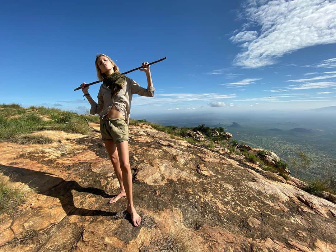 アニヤ・ルービックさんのインスタグラム写真 - (アニヤ・ルービックInstagram)「With the help of Jackson and Simba we made it to the top of Ololokwe (2000m high) the holy mountain of the Samburu. We followed a steep, rocky, elephant trail, for 2,5 hours. #ololokwe 🇵🇱 Z pomocą Jacksona i Simby dotarliśmy na szczyt Ololokwe (2000 m wysokości) świętej góry Samburu.  Przez 2,5 godziny podążaliśmy stromym, skalistym szlakiem słoni.  #ololokwe」11月25日 0時56分 - anja_rubik