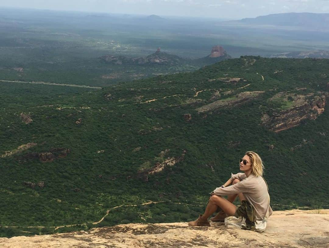 アニヤ・ルービックさんのインスタグラム写真 - (アニヤ・ルービックInstagram)「With the help of Jackson and Simba we made it to the top of Ololokwe (2000m high) the holy mountain of the Samburu. We followed a steep, rocky, elephant trail, for 2,5 hours. #ololokwe 🇵🇱 Z pomocą Jacksona i Simby dotarliśmy na szczyt Ololokwe (2000 m wysokości) świętej góry Samburu.  Przez 2,5 godziny podążaliśmy stromym, skalistym szlakiem słoni.  #ololokwe」11月25日 0時56分 - anja_rubik