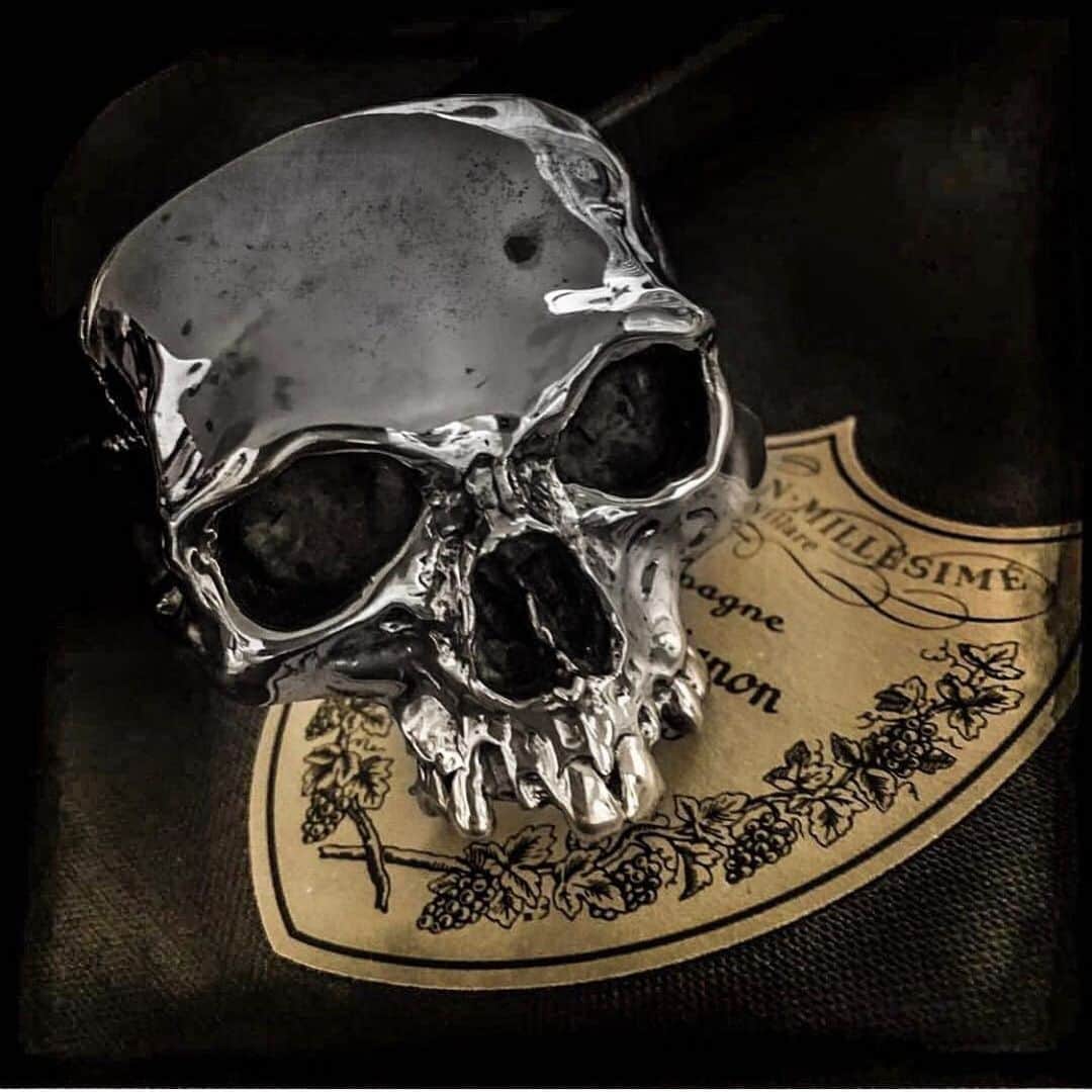 のインスタグラム：「Crazy Pig Designs Tokyo has been open 2 years! Happy anniversary @crazypigdesignsjapan 👏💀👏 Here’s one of my favourite pics from them 💀 “Thanks to all our loyal Japanese fans for the two years of our Tokyo store, We hope to  bring more designs and continue serving you for many more years “ Armand Serra.  #Tokyo #jewellery #heavy_metal #skulls #shop #original #Armand #Serra #rings #animalrings #jewellery #gothicjewellery #tokyo #custom #solidsilver #gold #heavymetal #rocknroll #garnet #gemstones #traditionaljewellery #handmade」