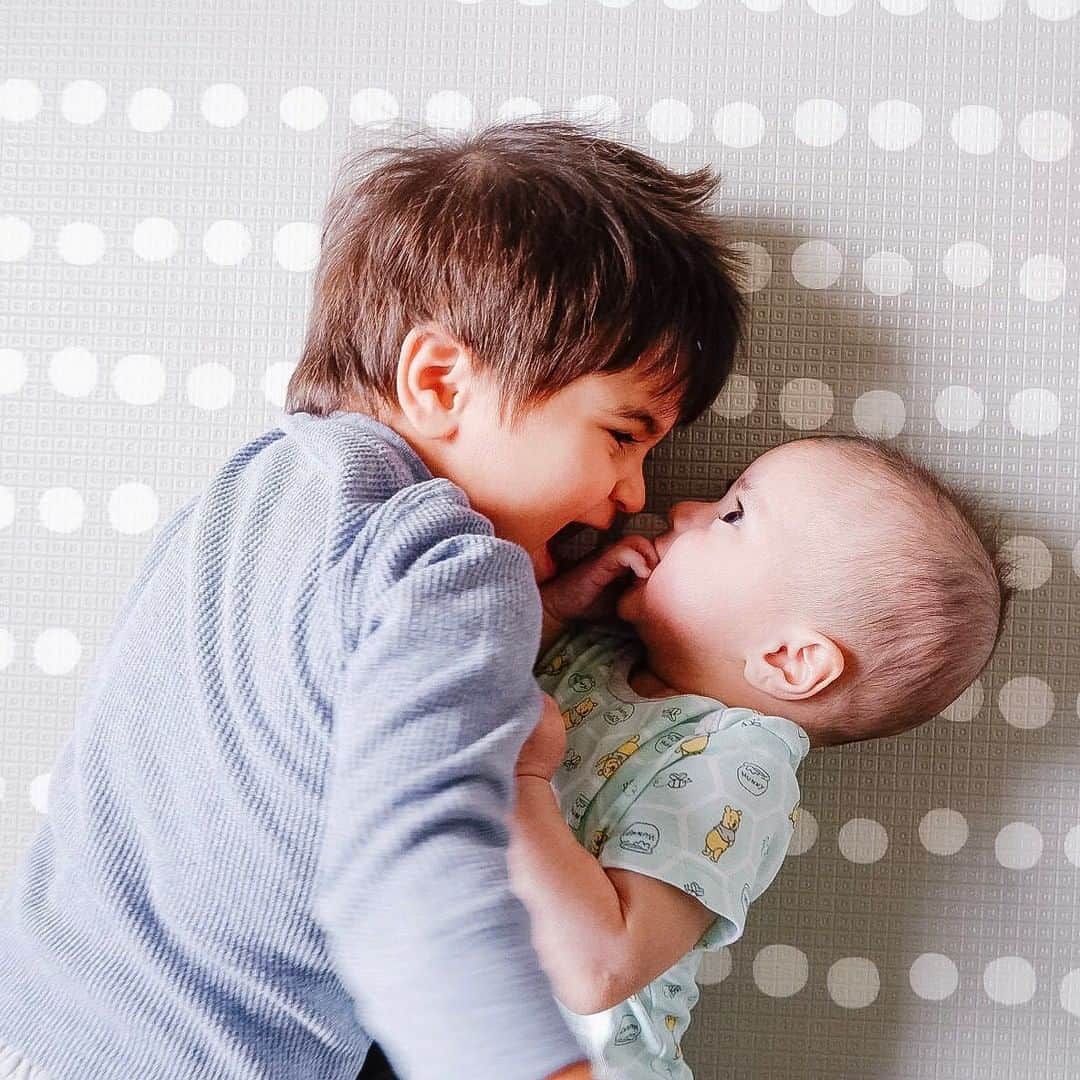 Skip Hopさんのインスタグラム写真 - (Skip HopInstagram)「These are the playful moments that turn into lifelong memories. ❤️ We can't get enough of these two cuties cuddling on their Doubleplay Reversible Play Mat Clouds! Thanks for sharing, @tovahnovak! #brothers #skiphop #musthavesmadebetter」11月25日 1時00分 - skiphop