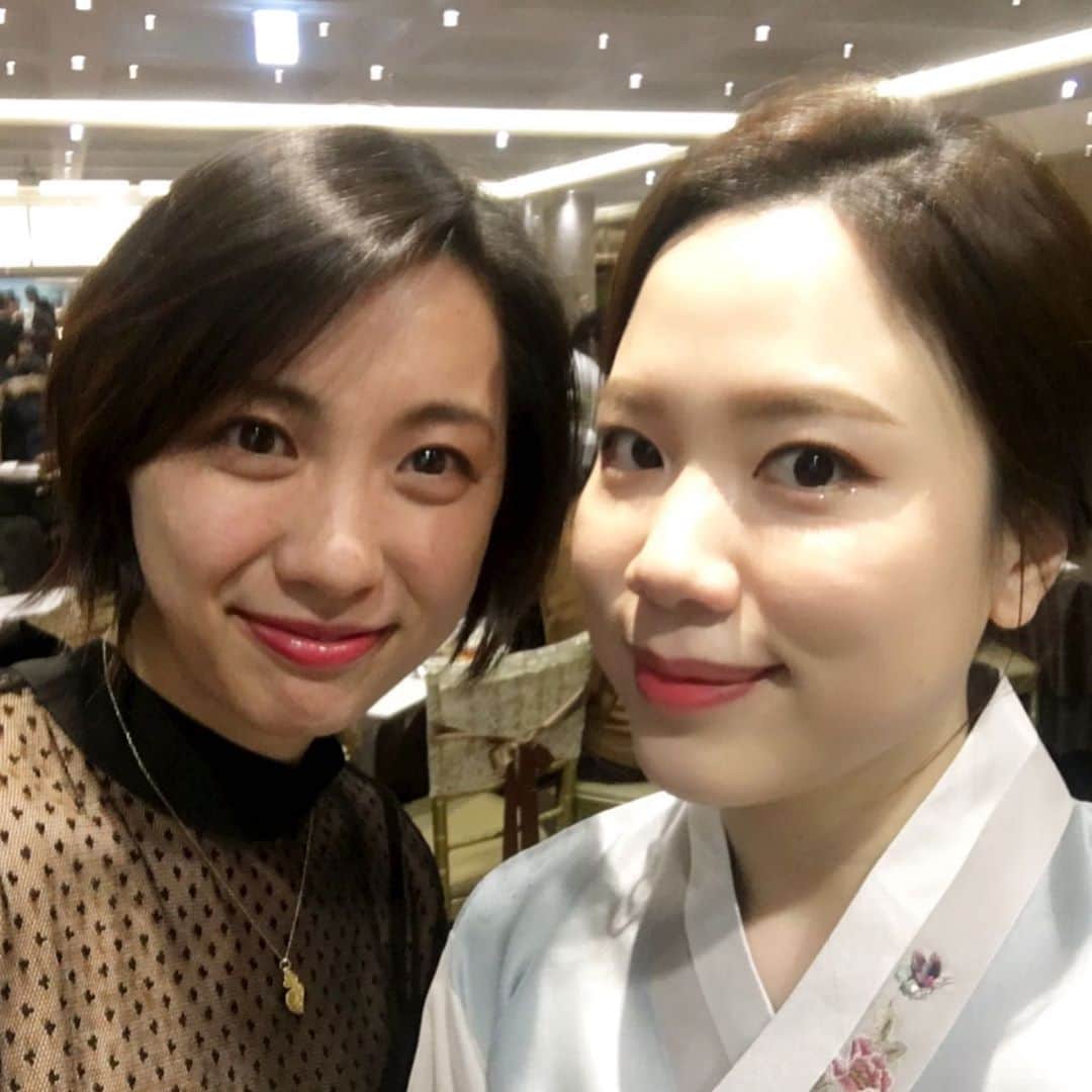 今村沙緒里のインスタグラム：「I'm in seoul🇰🇷 韓国に来てます！ ヨンちゃんの結婚式に❤️ 韓国に留学した時のルームメイト。 一緒に暮らして仲良くなって。 日本ではママにもお世話になって＊ 今回、いろいろなことがあって… 来れるか直前まで分からなかったけど 参加できて本当によかった〜✈️✨ すごく可愛くて、自由で、楽しい時間に！ 参加してるみんなもハッピー🌈 2人の "楽しくてやさしい" 人柄だね。 ヨンちゃん、ハリちゃん おめでとう〜💜💜💜 ・ Congratulations Yoong and Harry🦋 I Love you❤︎❤︎❤︎ ・ #congratulations #marriage #happy #korea #japan #love #韓国 #結婚式 #自由でおもしろい #みんなで爆笑 #おめでとう」