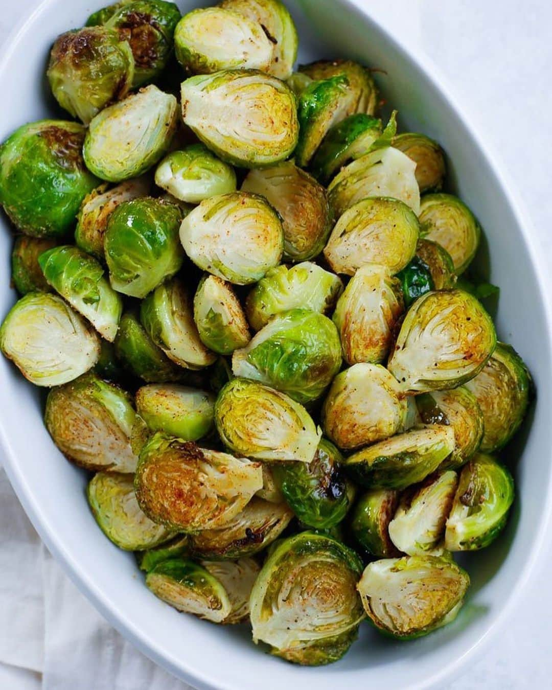 Easy Recipesさんのインスタグラム写真 - (Easy RecipesInstagram)「Super easy and delicious Oven Baked Brussel Sprouts recipe to add to your holiday menu! Grab the full recipe link from my bio.  https://www.cookinwithmima.com/oven-baked-brussel-sprouts/」11月25日 1時07分 - cookinwithmima