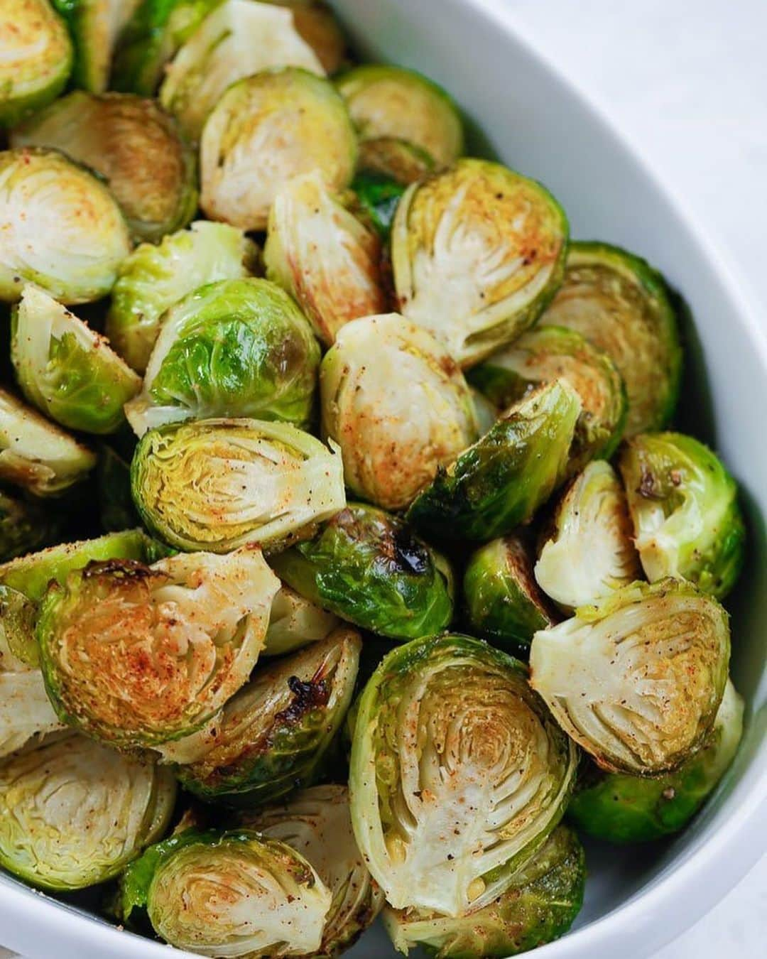 Easy Recipesさんのインスタグラム写真 - (Easy RecipesInstagram)「Super easy and delicious Oven Baked Brussel Sprouts recipe to add to your holiday menu! Grab the full recipe link from my bio.  https://www.cookinwithmima.com/oven-baked-brussel-sprouts/」11月25日 1時07分 - cookinwithmima