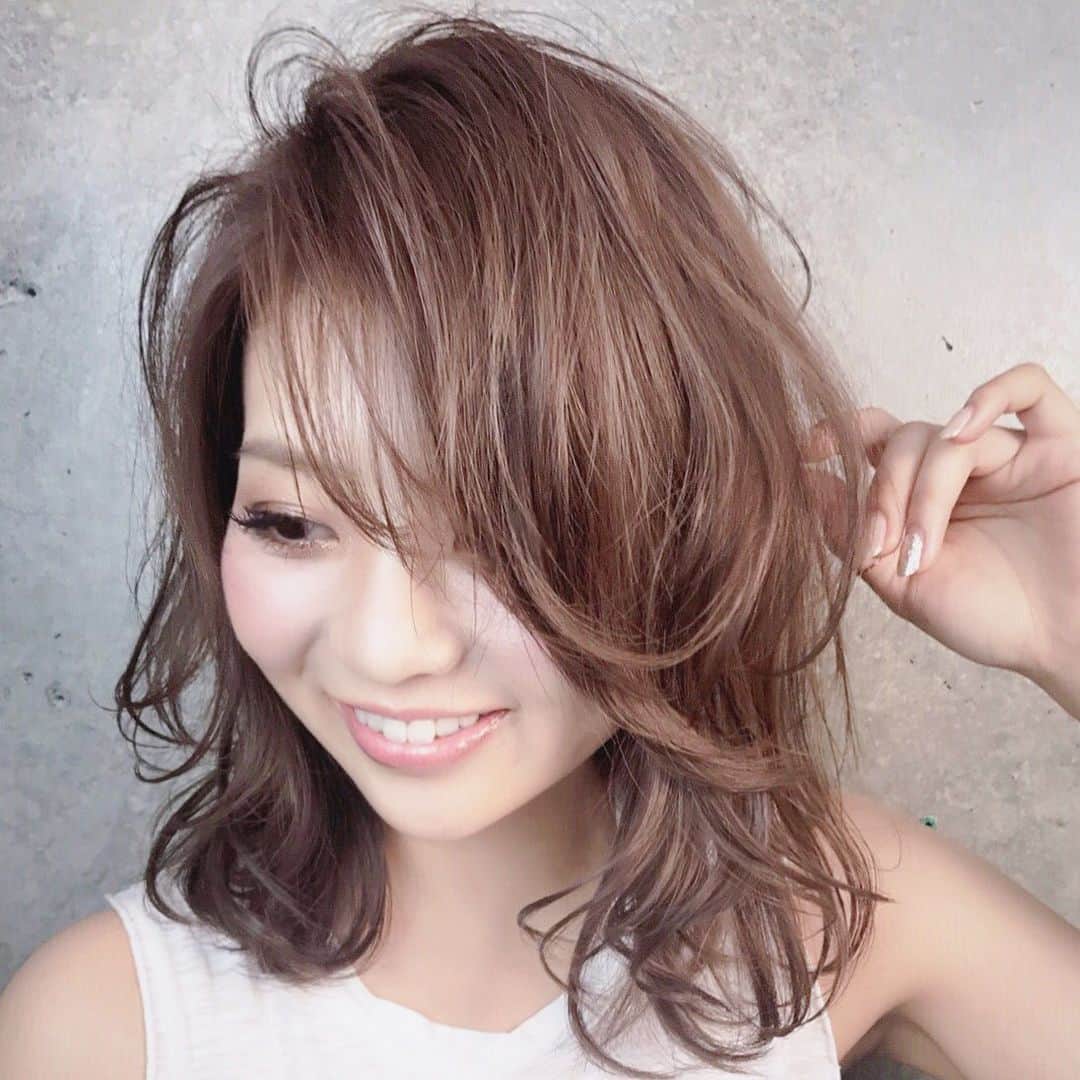 斉藤潤一のインスタグラム：「重めスタイルの時代だけど繊細に動いてるミディアムも可愛いですよ。 俺は動きのあるスタイルは大好きですねやっぱり✂︎ ショコラベージュ  ショコラベージュ スタイリスト .斉藤潤一 〒150-0041 東京都渋谷区神南 ご予約はこちらへ ☞☞ TEL ☏﻿ ﻿03-3462-2093 web  roco@1cs.jp 渋谷 美容室 #rocospearz . 〒150-0041 東京都渋谷区神南1-14-9 第7FMGビルB1F . . ご予約はこちらへ ☞☞ TEL ☏﻿ ﻿03-3462-2093 web  roco@1cs.jp . ★平日  open  11:30-22:30 ★土日祝  open  11:00-21:30  #渋谷#東京#oggiotto#新宿#表参道#美容師 #外国人風#オシャレ　#hair #渋谷美容室 #ベージュカラー#インナーカラー#オシャレ#メッシュ#ダブルカラー#外国人風カラー#ショートヘア #ヘアアレンジ #ケアブリーチ  #ラベンダーグレージュ #newcolor #ヘアスタイル #tokyo #shibuya #hair #サロンモデル #モデル#斉藤潤一」