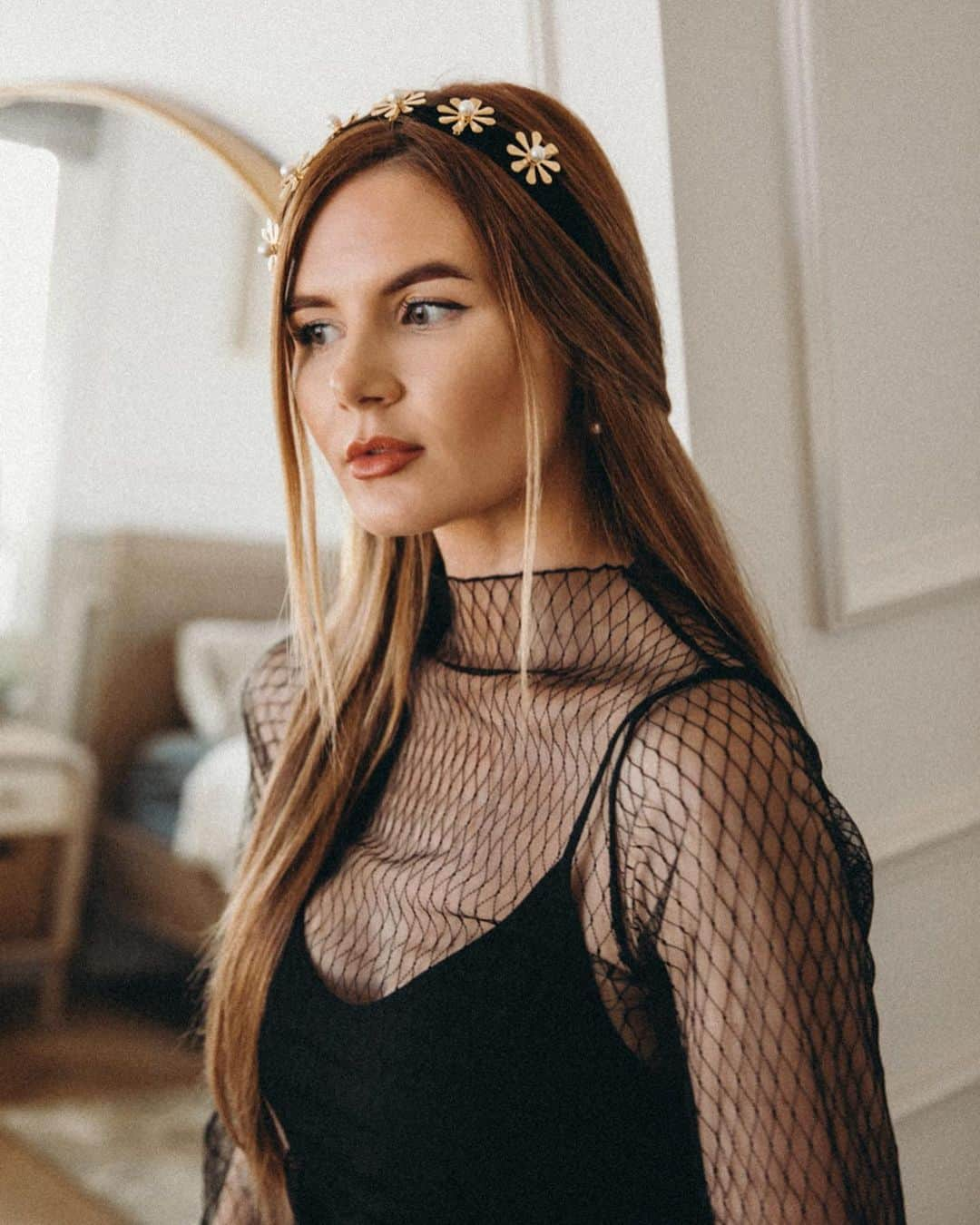 Amber Fillerup Clarkさんのインスタグラム写真 - (Amber Fillerup ClarkInstagram)「Which style is your favorite? 1 (the bun), 2 (half up), or 3 (pony) 🖤 linked these hair clips in my stories.. they are so fun to play around with.」11月25日 1時40分 - amberfillerup