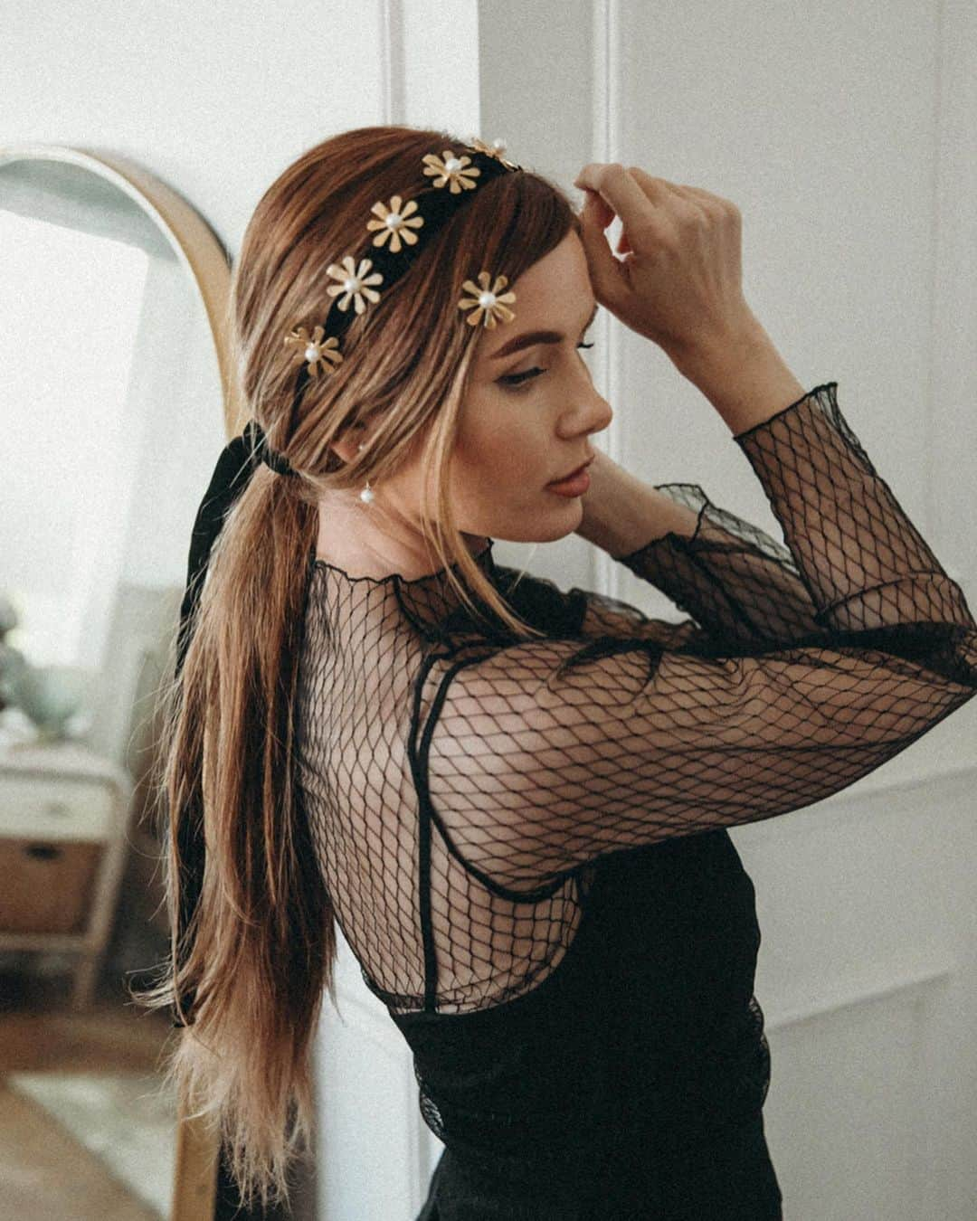 Amber Fillerup Clarkさんのインスタグラム写真 - (Amber Fillerup ClarkInstagram)「Which style is your favorite? 1 (the bun), 2 (half up), or 3 (pony) 🖤 linked these hair clips in my stories.. they are so fun to play around with.」11月25日 1時40分 - amberfillerup