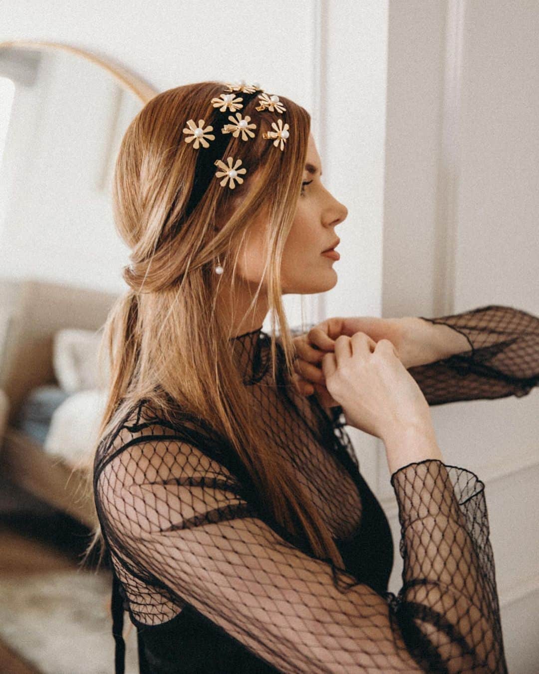 Amber Fillerup Clarkさんのインスタグラム写真 - (Amber Fillerup ClarkInstagram)「Which style is your favorite? 1 (the bun), 2 (half up), or 3 (pony) 🖤 linked these hair clips in my stories.. they are so fun to play around with.」11月25日 1時40分 - amberfillerup