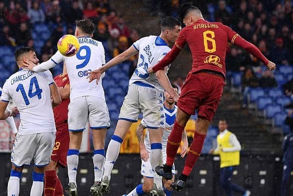 クリス・スモーリングさんのインスタグラム写真 - (クリス・スモーリングInstagram)「Win ✅  Clean Sheet ✅  Goal ✅  Assist ✅  Birthday week complete 🎉 @officialasroma 💛❤️」11月25日 1時40分 - smalling