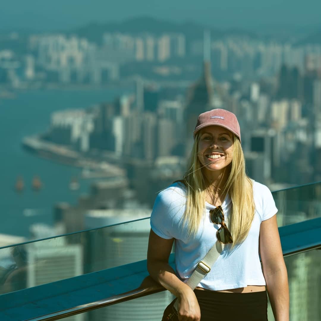 Pernilla Lindbergさんのインスタグラム写真 - (Pernilla LindbergInstagram)「Originally we had planned to be in Singapore over the weekend but we changed our flight so we would have an extra day in Hong Kong instead. We had both been to the airport in Hong Kong but never into the city. I had always seen photos of the view looking down on hundreds of skyscraper but seeing it in person it truly is an amazing view and such a unique place. We took the peak tram up to Victoria Peak which was amazing and very steep. After enjoying the views and some lunch we met up with Katy who has been hosting and arranging all the details for this 8 day trip with AIG. Katy and her boyfriend Jamie took us on a hike from Hong Kong Cricket Club across to Repulse Bay on the other side of the island and we had a drink and Thai food overlooking the sunset. It was great to get to spend some time away from the golf course with them both and see more of the place they call home. Tomorrow we will be heading out to a golf course I hear is beautiful to do a clinic and play golf with 3 groups. Looking forward to it... ⠀ ⠀ ⠀ ⠀ #victoriapeak #victoriapeakhongkong  #hongkonginsta #hongkongphotography」11月25日 2時01分 - pernillagolf