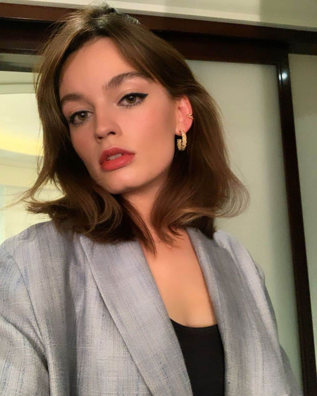 エマ・マッキーのインスタグラム：「💙 @vanityfairfrance」