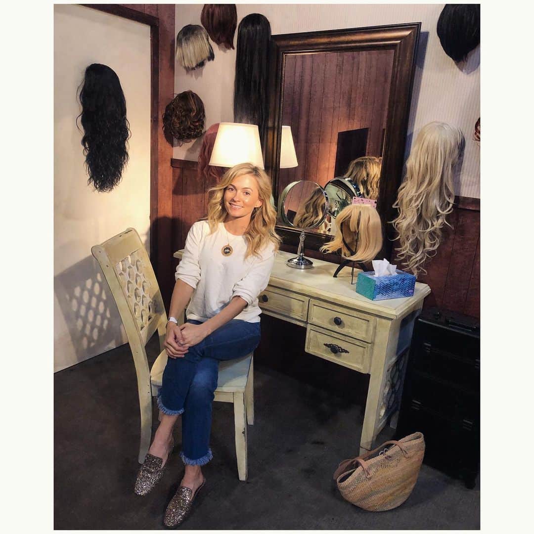 リンジー・ゴートのインスタグラム：「i’m just a girl, sitting in front of a wig wall, asking someone to let me have one. #visitschittscreek @poptv」