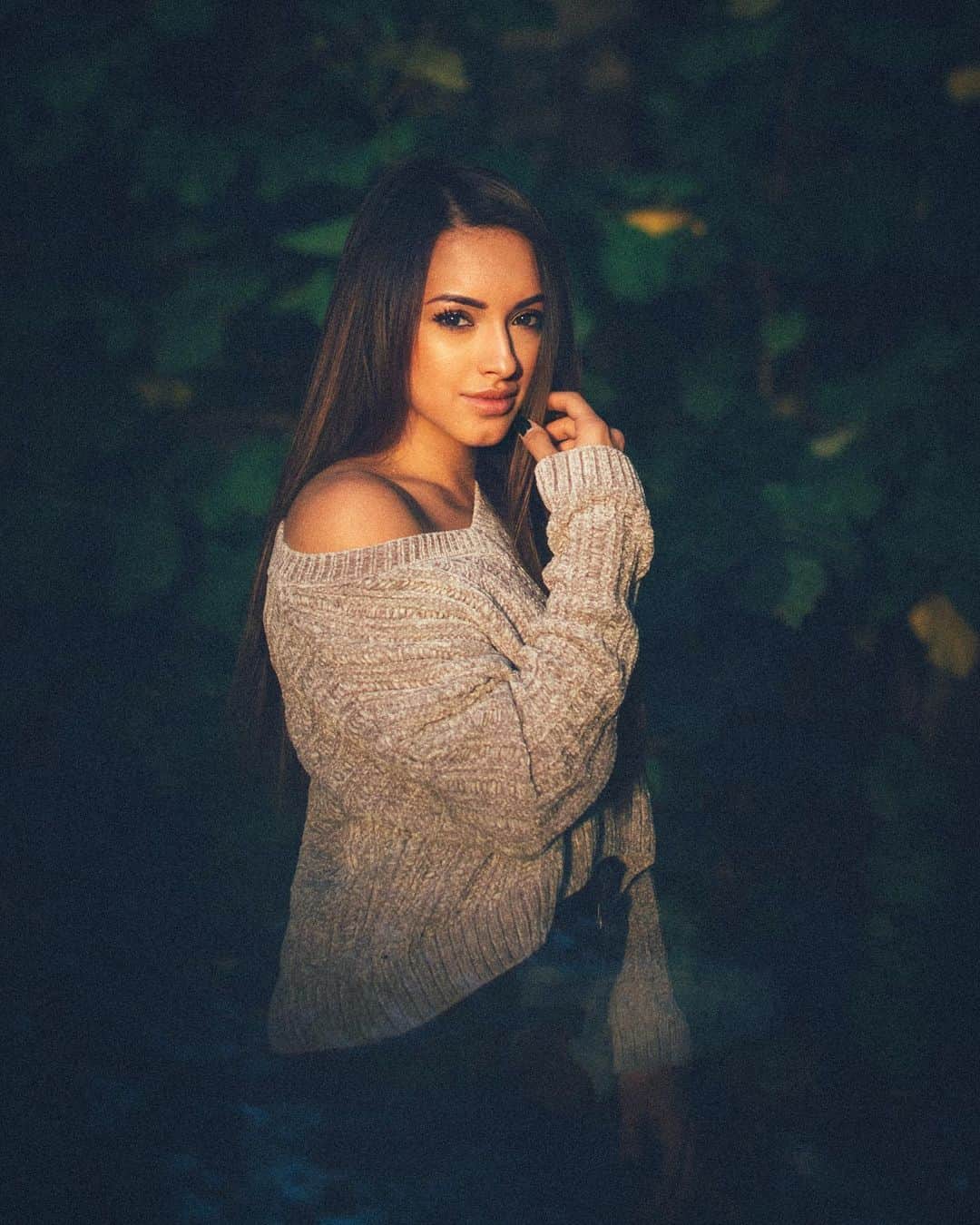 ラリサ・ヨルダケのインスタグラム：「Pont: In intuneric vei gasi mereu lumina! 💫 #FiiTuLumina #justme • Pic by @george_pantelimon」
