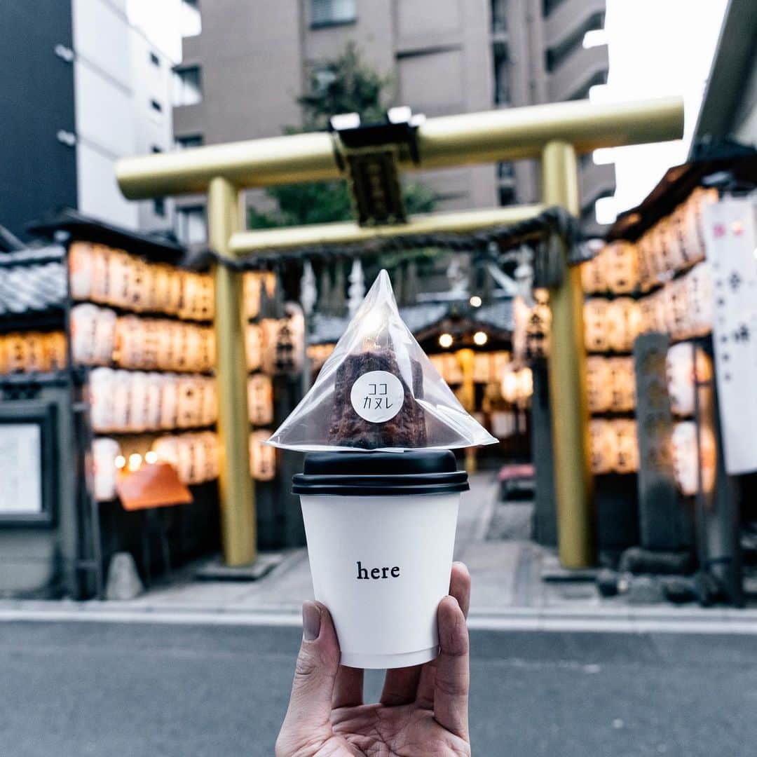 山口淳一さんのインスタグラム写真 - (山口淳一Instagram)「Morning walk with Coffee and Canelé  御金神社がすぐそこです。 — #japan #kyoto #here #coffee #herekyoto #canele #latte #latteart #art #cafe #slayer #espresso #roasting #roaster #probat  #日本 #京都 #コーヒー #カヌレ #ココカヌレ #ラテ #ラテアート #アート #スレイヤー #エスプレッソ #ロースター #焙煎 #バリスタ」11月25日 7時51分 - junichi_yamaguchi