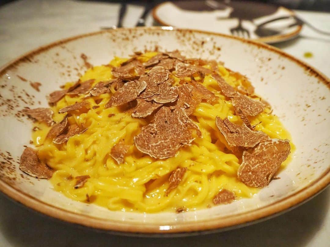 Eat With Steph & Coのインスタグラム：「White truffle menu was soooo delicious. One of my favourite truffle pastas. It was hand cut taglioni 🙊❤️, could really taste the texture and the freshness of the pasta. The sauce had a strong infusion of truffle and there was such a generous portion on the plate! 🤤 genuinely one of my favourite - really recommend this and the steak with truffle (only available until 26/11)! @tozirestaurant 📷: @mchan4b  #invite #truffle #pasta #italian #foodstagram」