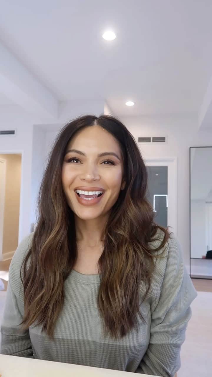 Marianna Hewittのインスタグラム：「Here’s how I style my hair!  @ghdhair 1 1/4 curling iron @thedrybar clips wide tooth comb @amika texture spray @randco spiritualized dry shampoo mist @leonorgreylusa styling cream @aritzia top @summerfridays jet lag mask」