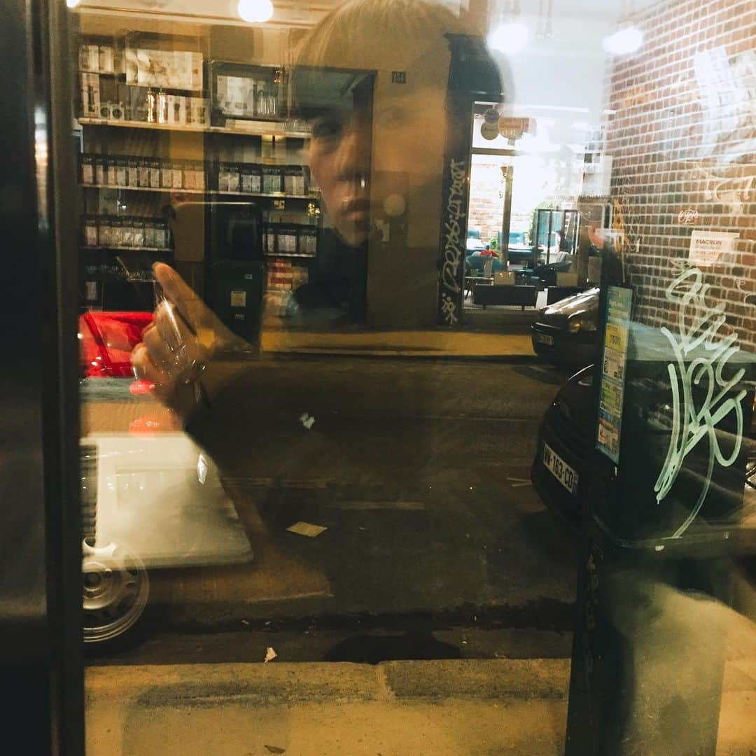 大森美希さんのインスタグラム写真 - (大森美希Instagram)「#coffeetime #cafe #workatcoffeeshop #travailaucafé #coffee #selfportrait #selfie #window #fenetre #paris #art #parislife #コーヒータイム #カフェ #カフェ巡り #ノマドワーカー気取り #ノマドワーカー #セルフィー #セルフポートレート #コーヒーショップ #パリ #パリ生活 #海外生活 #パリ散歩 #パリところどころ #刈り上げ女子 #自撮り #海外で働く #パリの街並み #アート」11月25日 7時50分 - mikiomori_