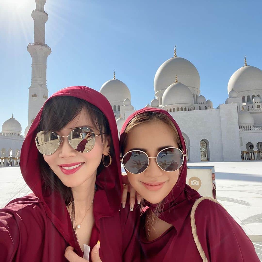 のインスタグラム：「シェイクザイードモスクに入るために着させられるガウンが、着る人によっては、げげげの鬼太郎に出てくるネズミ男のコスプレ状態になるのだけど、@araki_sayaka  ちゃんが着たら、めっちゃいい感じで、さすがはモデル✨ ・ なんでも着こなすんだなと、本当に感心🤔 ・ ますます好きになってしまったぞ🤣💋 ・ #シェイクザイードモスク #アブダビ #女子旅 #荒木さやか #ドバイ在住 #shaikhzayedmosque #abudhabi #uae」