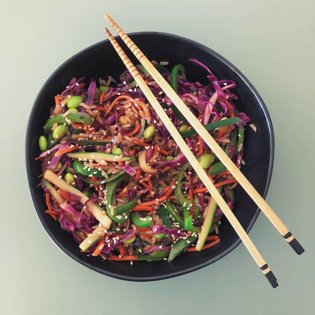 Nicole Mejiaのインスタグラム：「Good morning! 7 days left of early bird pricing for Jan 2020 JUMP!  Program runs: Jan 6 — Feb 2 Code: EARLYBIRD for $20 off 🤓 Swipe to see how you’ll be eating on the 28-day program: 1. Brown rice veggie stir fry 🥢 2. Fall Harvest salad with creamy pumpkin vinaigrette 🍂 3. Spices lentil stew 🍲 4. Thai red curry 🍛 5.blueberry apricot oats 🍑 6. Roasted red pepper pasta 🌶 7. Raspberry pomegranate oats 🥣 8. Tofu poke bowl with Asian vinaigrette 🍚 9. Sweet and simple spinach salad with maple balsamic vinaigrette 🥬 10. Kiwi lime oats 🥝  Program info: JUMP provides you with daily guidance on how to move, what to eat, and what to focus on for personal growth. MOVEMENT:  30 minute workouts that you can do at home or in the gym. Demo videos guide you on equipment, modifications, and proper form.  NUTRITION: two plant-based meal preps each week with a detailed grocery list and meal prep guide. We’ve included a guide to teach you how to increase or decrease calories dependent on your needs and goals.  PERSONAL GROWTH: each day has a focus, resource, and journal prompts to help you learn, connect, heal, and grow.🌱 Click the link in my bio for more deets! If you have questions, please drop them in the comments.👇🏼 @lulyapp #takingthejump #lifestylechange #plantbasedrecipes」