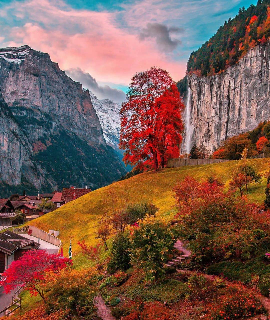 Hatice Korkmaz The Color Queenのインスタグラム：「Early morning in #lauterbrunnen #switzerland  @lauterbrunnen @jungfraujochtopofeurope #fall #nature #morning #love #color #jungfrauregion」