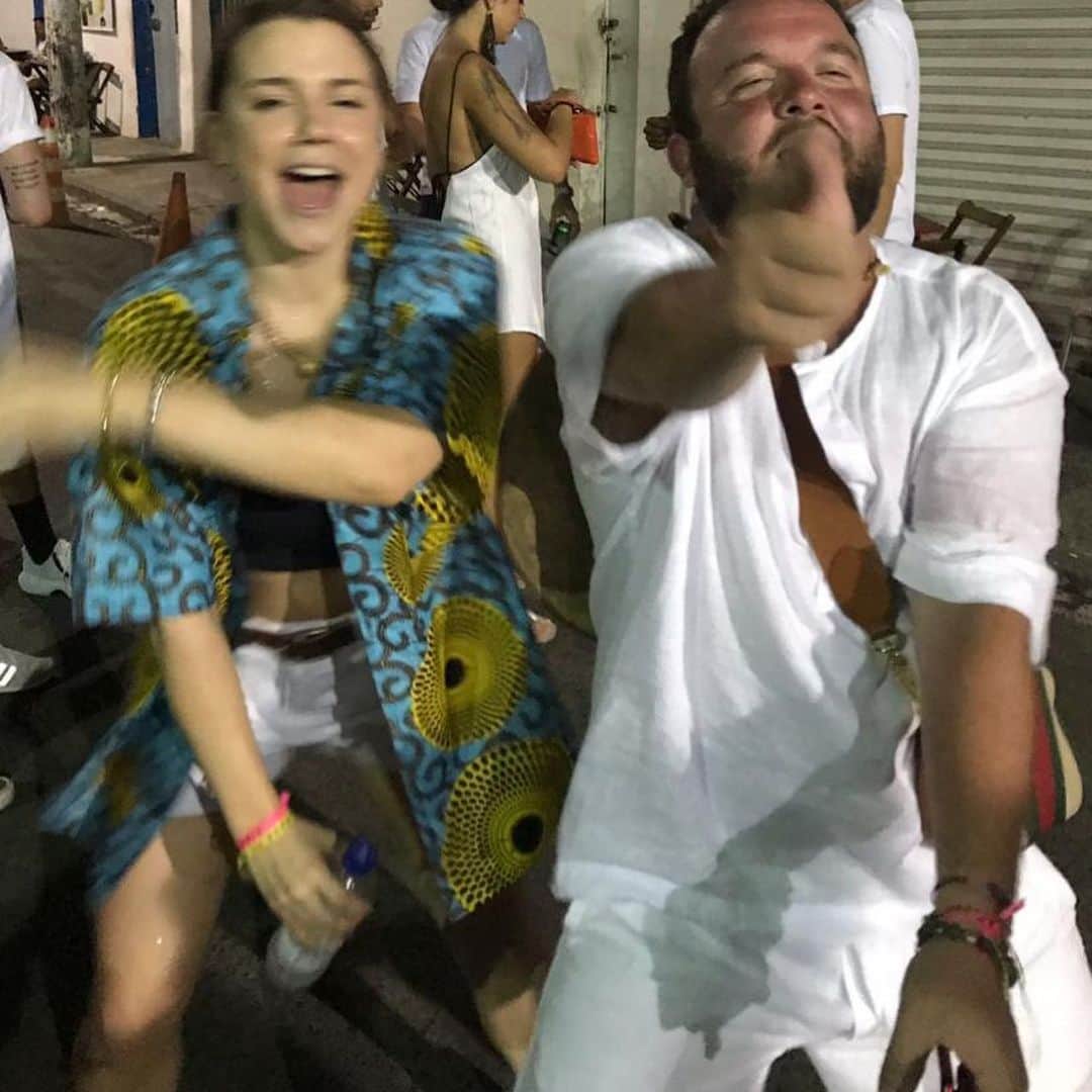 Alice Wegmannさんのインスタグラム写真 - (Alice WegmannInstagram)「Salvador me traz encontros muito especiais. sexta feira cheguei aqui e sentei numa mesa de bar com um amigo e outras pessoas que eu não conhecia. me chamaram pra um bloco que ia rolar nesse sábado, em comemoração de aniversários escorpiônicos. me incluíram no rolê. de 4 aniversariantes, passamos pra 5. ganhei uma festa de nivers com direito a uma bandinha tocando pelo pelô inteiro as músicas que eu mais amo, e depois fechamos um bar, começou a chegar gente, dj @vitorsouza___ brilhou e eu não consegui parar de sorrir por um minuto. obrigada todo mundo que participou disso. eu amo essa cidade mais do que amo qualquer outra. e isso só meu coração explica, pulsando. viva Salvador 🌟💛 e parabéns #ESCORPIRANHAS @gabrielwardil @michaelvendola @g_leitao @carlamoreire」11月25日 2時27分 - alicewegmann