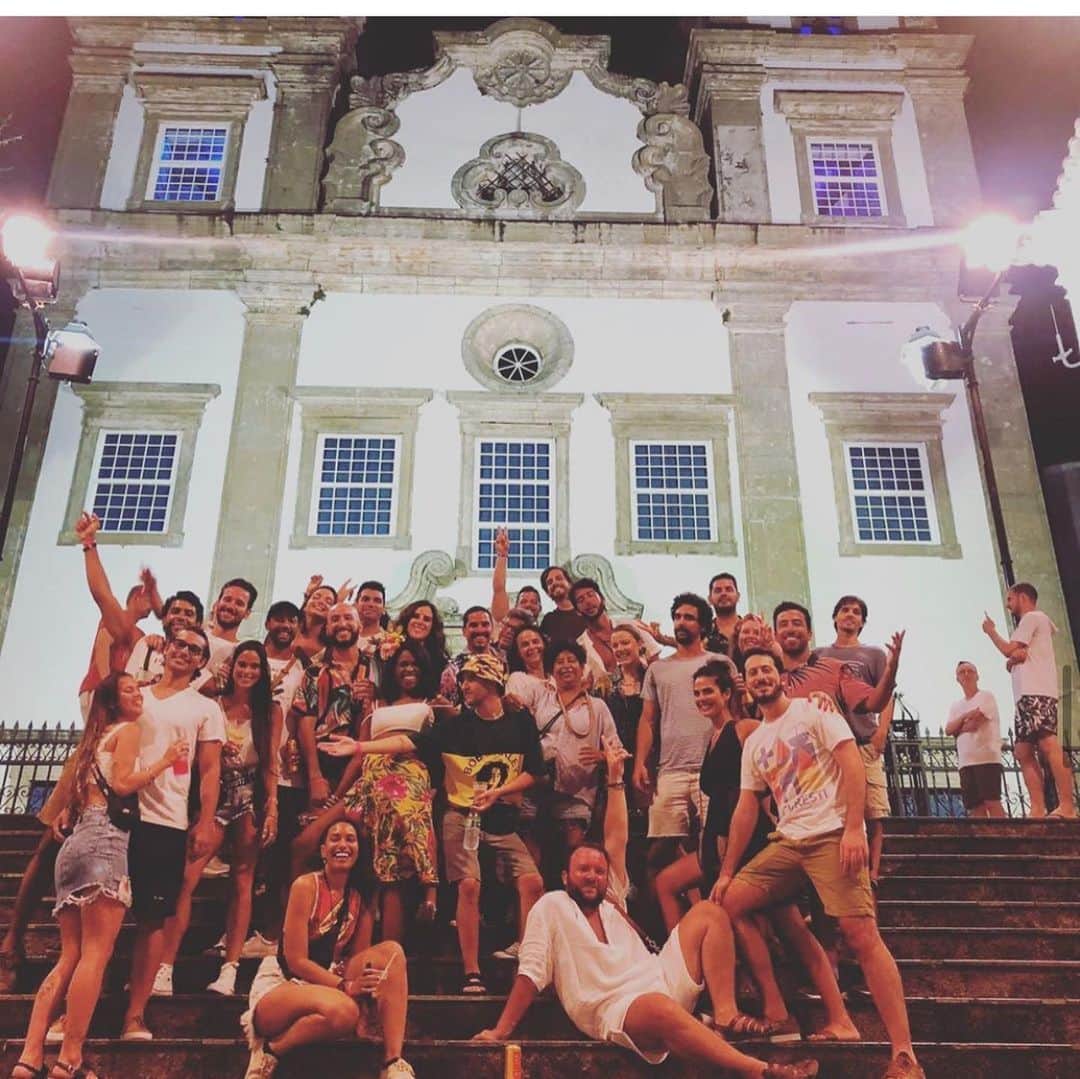 Alice Wegmannさんのインスタグラム写真 - (Alice WegmannInstagram)「Salvador me traz encontros muito especiais. sexta feira cheguei aqui e sentei numa mesa de bar com um amigo e outras pessoas que eu não conhecia. me chamaram pra um bloco que ia rolar nesse sábado, em comemoração de aniversários escorpiônicos. me incluíram no rolê. de 4 aniversariantes, passamos pra 5. ganhei uma festa de nivers com direito a uma bandinha tocando pelo pelô inteiro as músicas que eu mais amo, e depois fechamos um bar, começou a chegar gente, dj @vitorsouza___ brilhou e eu não consegui parar de sorrir por um minuto. obrigada todo mundo que participou disso. eu amo essa cidade mais do que amo qualquer outra. e isso só meu coração explica, pulsando. viva Salvador 🌟💛 e parabéns #ESCORPIRANHAS @gabrielwardil @michaelvendola @g_leitao @carlamoreire」11月25日 2時27分 - alicewegmann