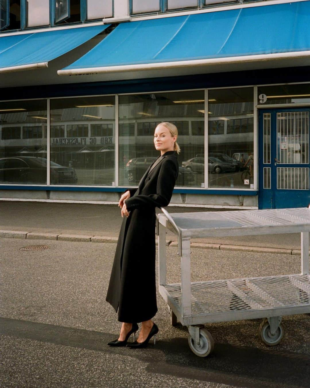 ポールスミスさんのインスタグラム写真 - (ポールスミスInstagram)「@thora_valdimars wears the #PaulSmithTuxedo Opera Coat in Kødbyen, Copenhagen.  #PaulSmith #Denmark #autumn #winter」11月25日 2時43分 - paulsmithdesign