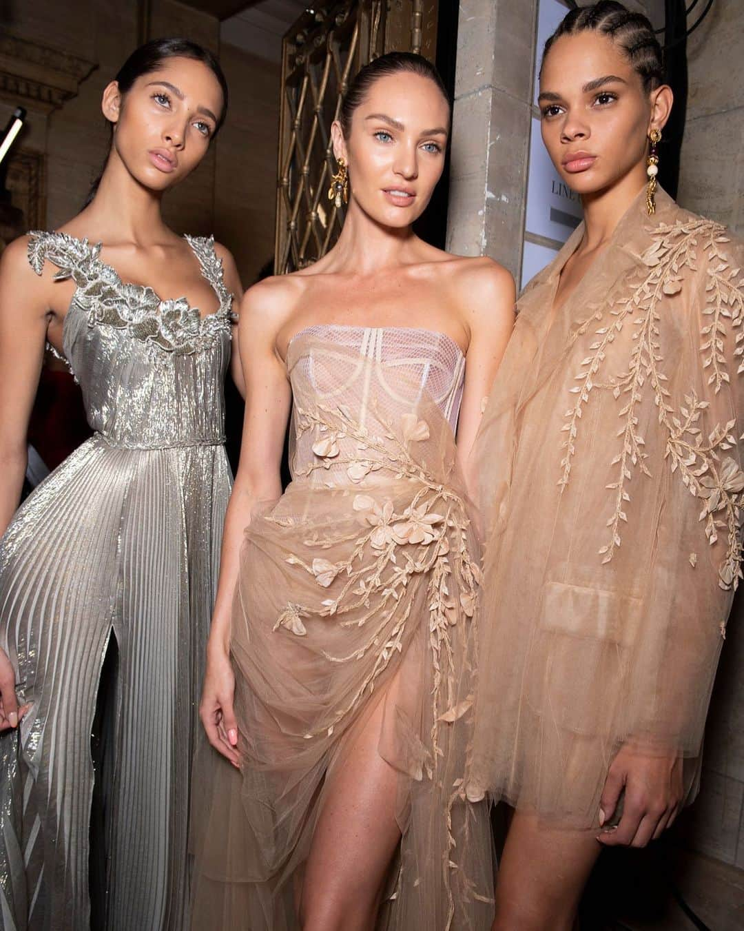 オスカーデラレンタさんのインスタグラム写真 - (オスカーデラレンタInstagram)「Ethereal eveningwear. Raffia-embroidered tulle and botanical-embroidered pleated lamé backstage at the #odlrspring2020 show.」11月25日 2時50分 - oscardelarenta