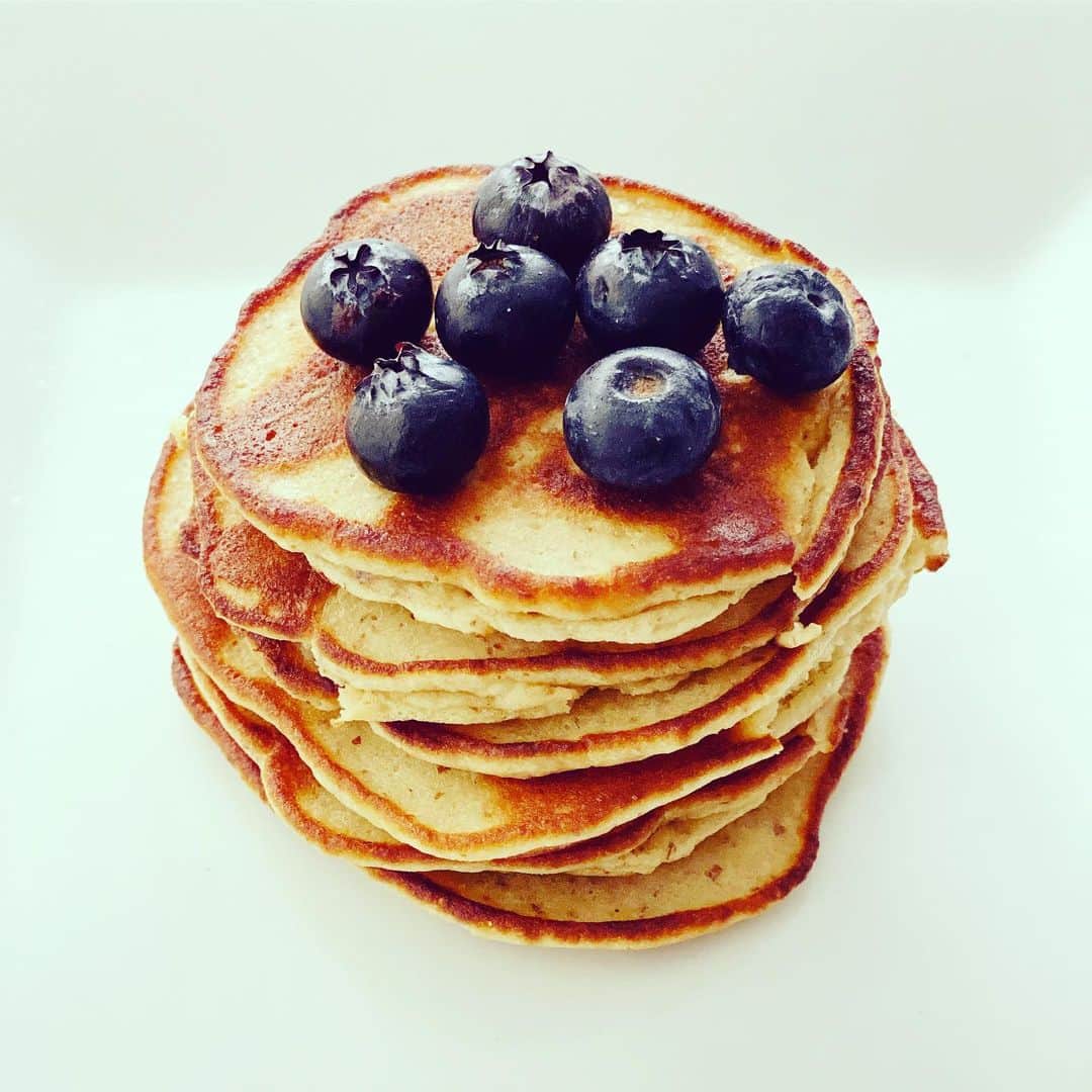 メリッサ・ラウシュさんのインスタグラム写真 - (メリッサ・ラウシュInstagram)「Sunday Pancakes *That Don't Make You Feel Like You Need a Nap After: 1 cup Amaranth flour (or oat flour, quinoa flour, or any other flour you got a thing for) 1 cup Almond Flour 2 eggs beaten 1 Mashed Banana  1/2 cup unsweetened apple sauce or feel free to use sweetened if you want to be oppositional  1 tsp Vanilla extract or powder 2 tbsp. coconut oil  1/2 cup almond milk (or coconut milk, oat milk, milk-milk, pea milk, broccoli milk...okay, broccoli milk doesn't exist...YET. No one ever heard of pea milk 10 years ago...so maybe I'm just ahead of my f'in time, Suckas!) I've also thrown some leftover sweet potatoes in if I have them on hand, but I'm not going to go out of my way to roast a root vegetable on a Sunday morning if I don't already have them made. And when I say I have "thrown" it in, I don't mean I just threw a whole g-damn yam in there, I mashed it up first! Ug! Now that that's clarified, mix everything together. Get out a skillet (or a frying pan, but saying "skillet" makes me feel like this is the olden days where I feel my true self really belongs). Or if you have a griddle, use that. And good for you on the griddle. You're living your best life. Put some grease on griddle/skillet. I like to use ghee because I think it makes my house smell like sugar cookies. Yes, I could just buy a sugar cookie scented candle and I just might okay?! But right now, I'm gheeing my skillet, so HOLD ON!! You can also use oil, regular butter or some sort of cooking spray. Turn on the stove to medium heat or high heat if you're impatient and don't mind a rush job that may result in a burned pancake that isn't fully cooked on the inside. Your! Choice! Pour the batter in skillet per whatever size pancake makes you happy. Flip em when ready to be flipped. Or do it too soon like I usually do and end up with a glob of half cooked batter. Put them on a plate when ready. Top them with your topping of choice. I like blueberries, but you don't need to copy me all the time. Be your own person for heavens sake...you are the best you there is! Unless you believe in cloning-in which case, you may be a mediocre you or the worst you. Hard to know. Enjoy! #glutenfreerecipes #pancakes」11月25日 2時50分 - melissarauch