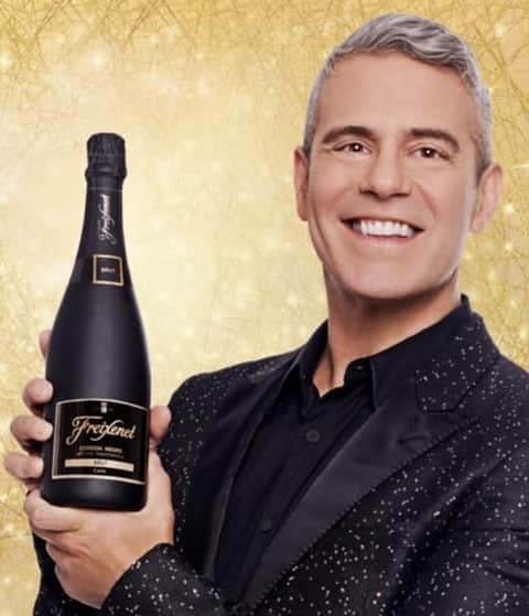 アンディー・コーエンさんのインスタグラム写真 - (アンディー・コーエンInstagram)「It’s the season of celebration…Why not do it in style! I say Freixenet Cava is the new black! @freixenetusa #ad.」11月25日 2時51分 - bravoandy