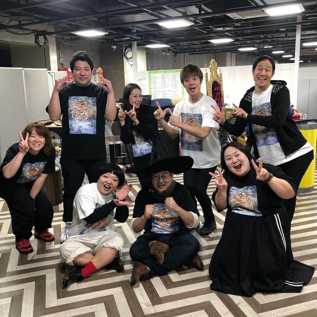 おかずクラブのインスタグラム：「ゆいPですー！  単独ライブ『子と寅』 やっとこさ終わりましたー！！！ ご来場頂いた方、そうでない方も有難う御座いました🙇‍♀️ なんだか楽しかった！！！ そして…  自由やー！！！！ わいは自由なんやー！！！！ いっぱいやりたい事やれるー！！！ しあわせー！！！ スペシャルthanksな  単独ライブのいつものメンバー✨と 3時のヒロイン。  そして、山田さんが酉の市連れて行ってくれた時の写真です！！！」