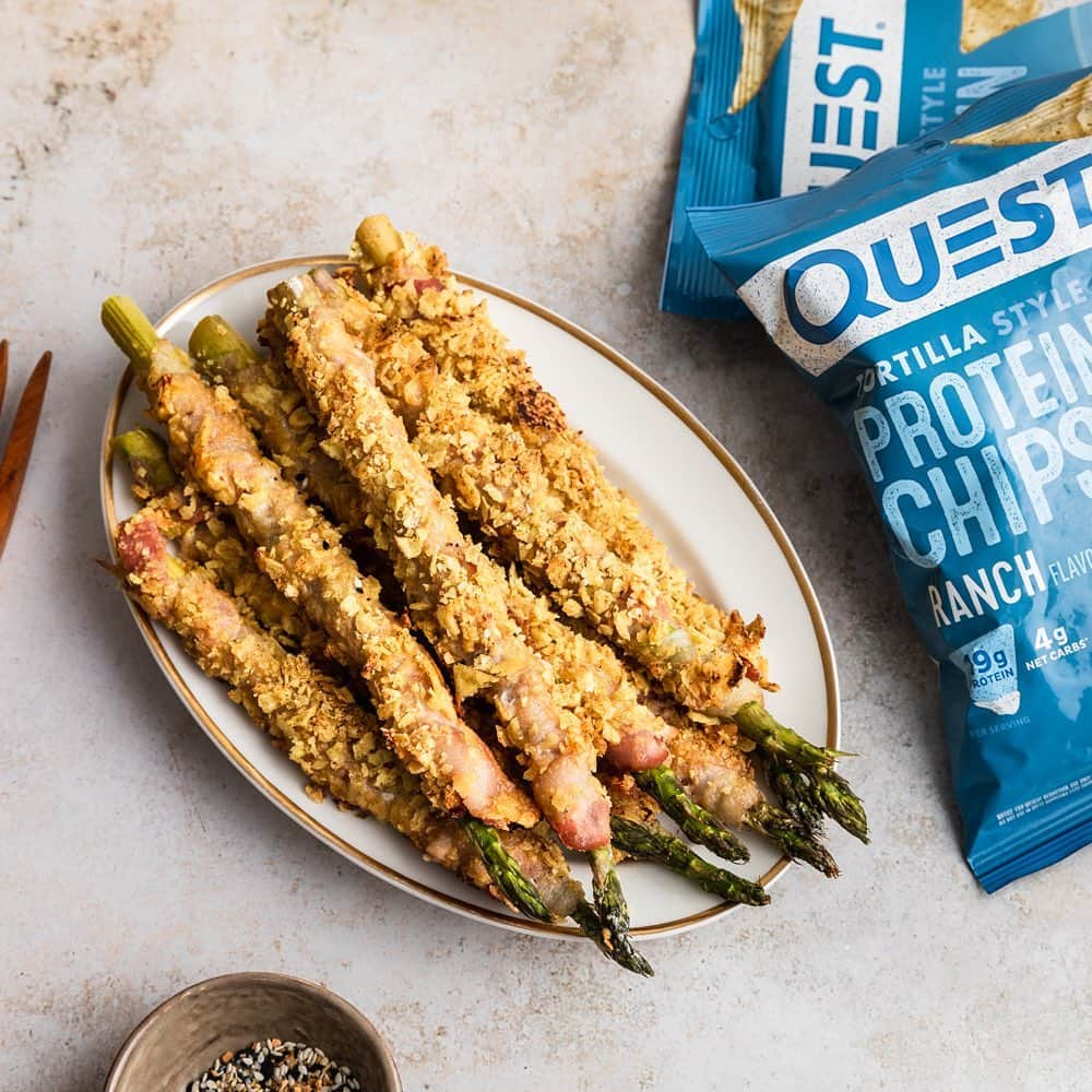 questnutritionさんのインスタグラム写真 - (questnutritionInstagram)「🥓 Bacon-Wrapped Protein Asparagus 🥓 • 👉 GET FULL RECIPE ➡️ LINK (tap.bio) IN BIO (swipe left from 1st card to 2nd card) 👈 • Per serving: 12g protein, 5g carb, 8.5g fat. (5g net carbs) #OnaQuest #QuestNutrition #Questify」11月25日 3時02分 - questnutrition