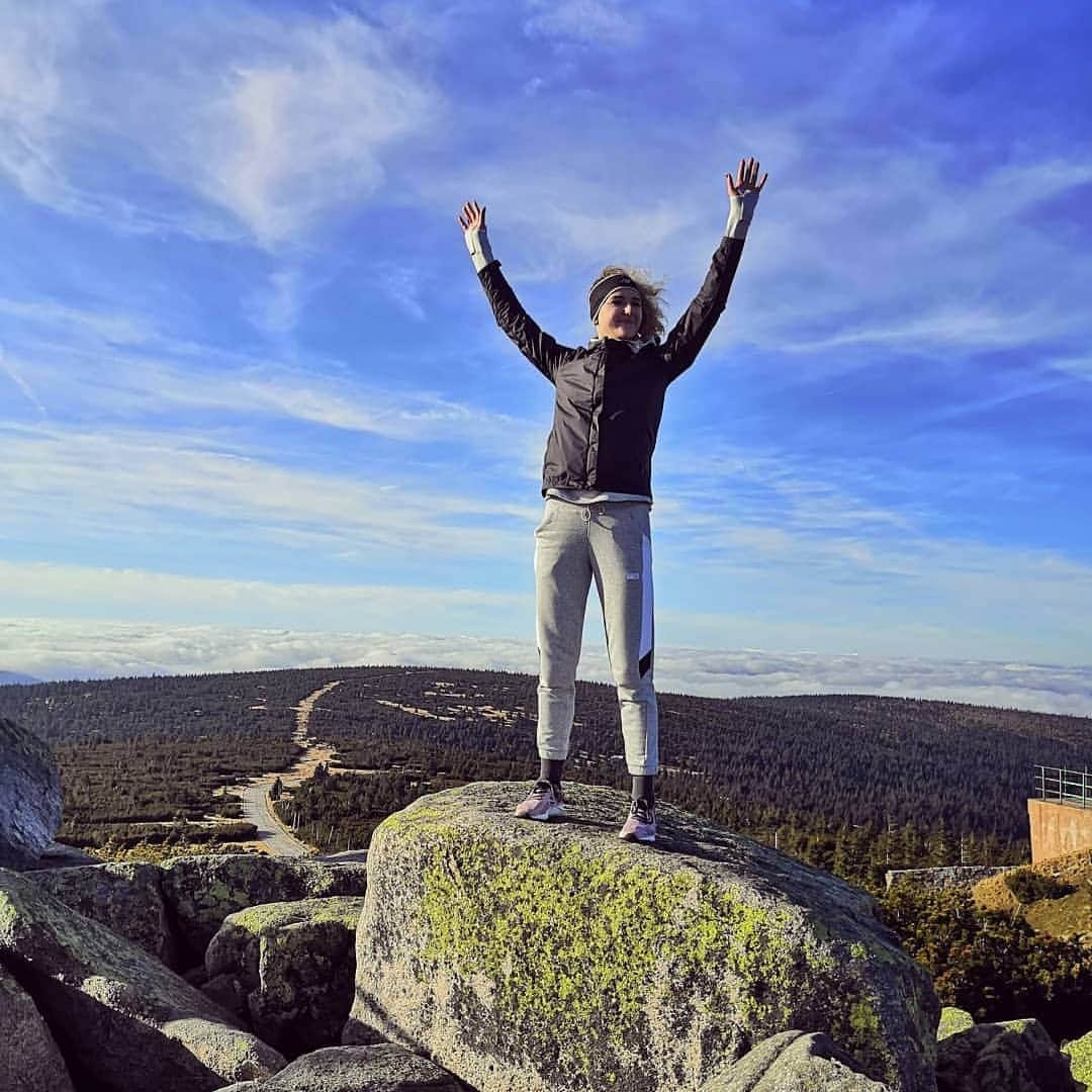 Karolina ŁOZOWSKAのインスタグラム：「Kto chce mieć wolne na drugim treningu, ręka w górę🙋‍♀️🙋‍♀️ #nb #newbalance #azsawfkatowice #camp #sportcamp #polishathlete  #runner #hardwork #mountain #niceview #klubmistrzów」