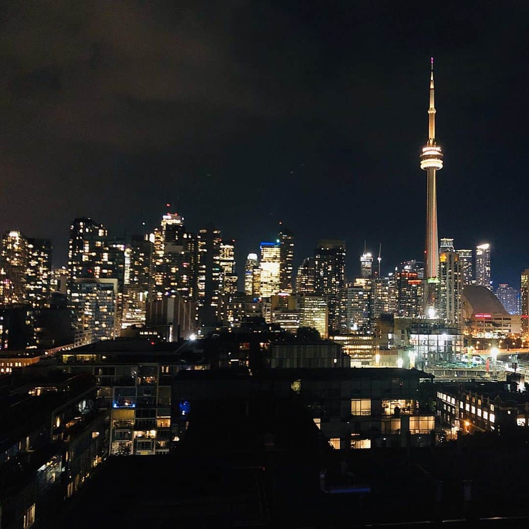 のインスタグラム：「Toronto has been such a nice city to live in for the last 3 months. From gorgeous rooftop views, our favourite $1 oysters every Monday, awesome public transport, seeing the beautiful seasonal changes, Toronto Raptors game, friends visiting, Christmas markets at the Distillery District... I leave understanding why people say they love Toronto ❤️😊 Next up... MIAMI yassss!!!!!! 🌴☀️」