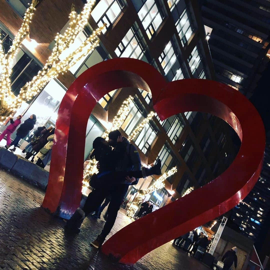 マリッサ・キングさんのインスタグラム写真 - (マリッサ・キングInstagram)「Toronto has been such a nice city to live in for the last 3 months. From gorgeous rooftop views, our favourite $1 oysters every Monday, awesome public transport, seeing the beautiful seasonal changes, Toronto Raptors game, friends visiting, Christmas markets at the Distillery District... I leave understanding why people say they love Toronto ❤️😊 Next up... MIAMI yassss!!!!!! 🌴☀️」11月25日 3時07分 - marissapking