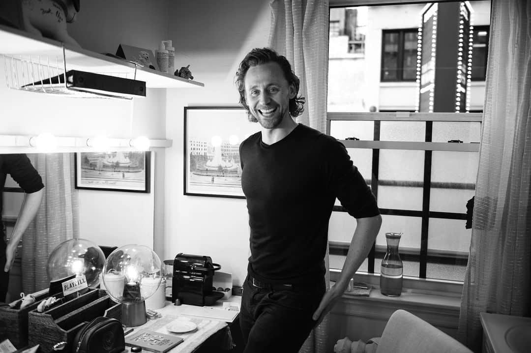 トム・ヒドルストンのインスタグラム：「Two weeks left. #BetrayalBroadway 📷: @jennyandersonphoto」