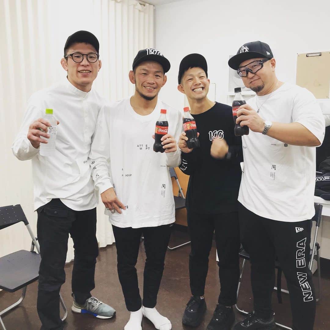 宇野薫のインスタグラム：「3年半ぶりに修斗で勝利することができました。  応援してくださるファンのみなさま、 また出稽古で練習させていただいているジム、道場のみなさん、またチームコーチのみんな、本当にありがとうございました。  これからも宇野薫をよろしくお願いします！  #shooto1124 #修斗　#宇野薫 #unodojo #unocaolshowten #onehundredathletic #100athletic  #100A #caoluno #コカコーラ」