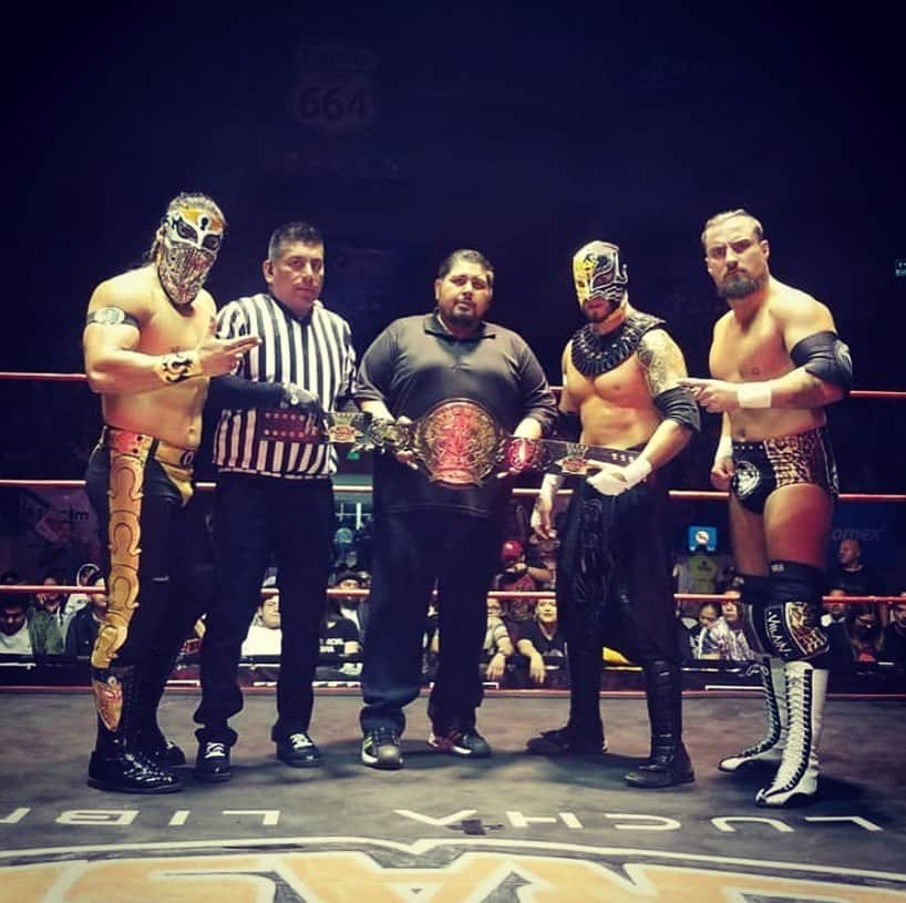 マーティ・スカルのインスタグラム：「World Championship match in Mexico 🇲🇽 @thecrashluchalibre  #villain ☔️」